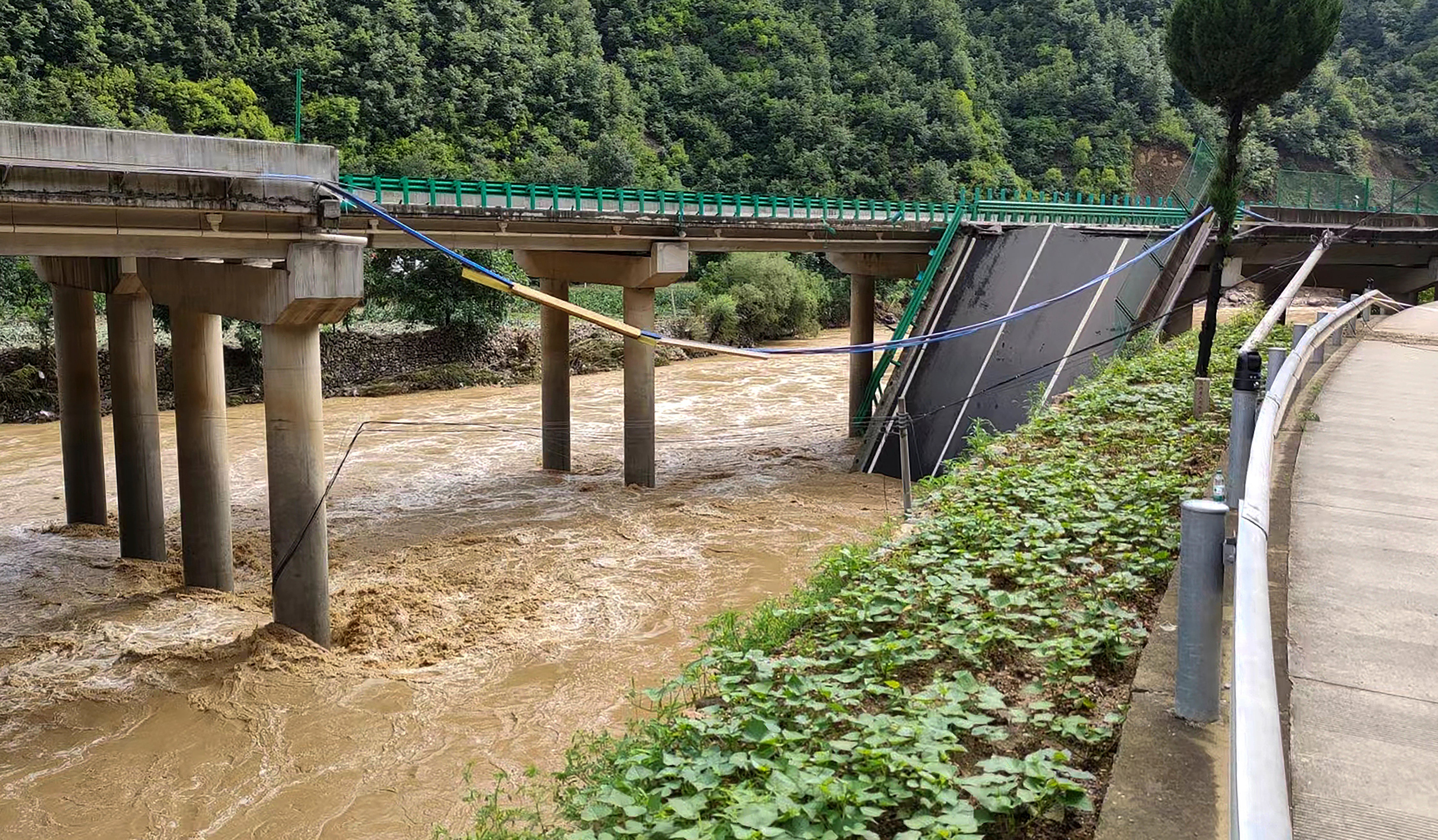 ASI-GEN CHINA-PUENTE DERRUMBE