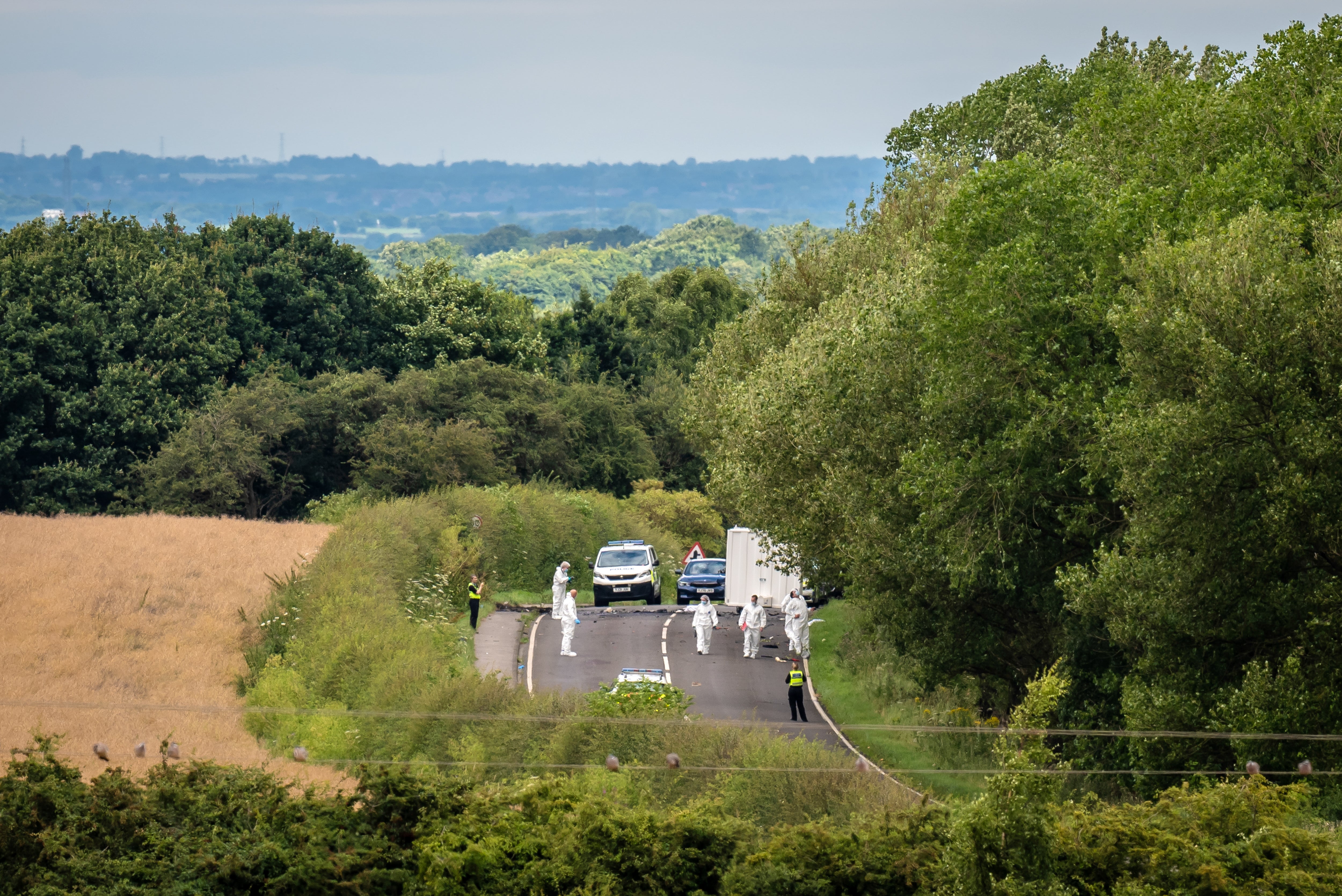 Agentes forenses en el lugar del accidente en la A61 en Wakefield