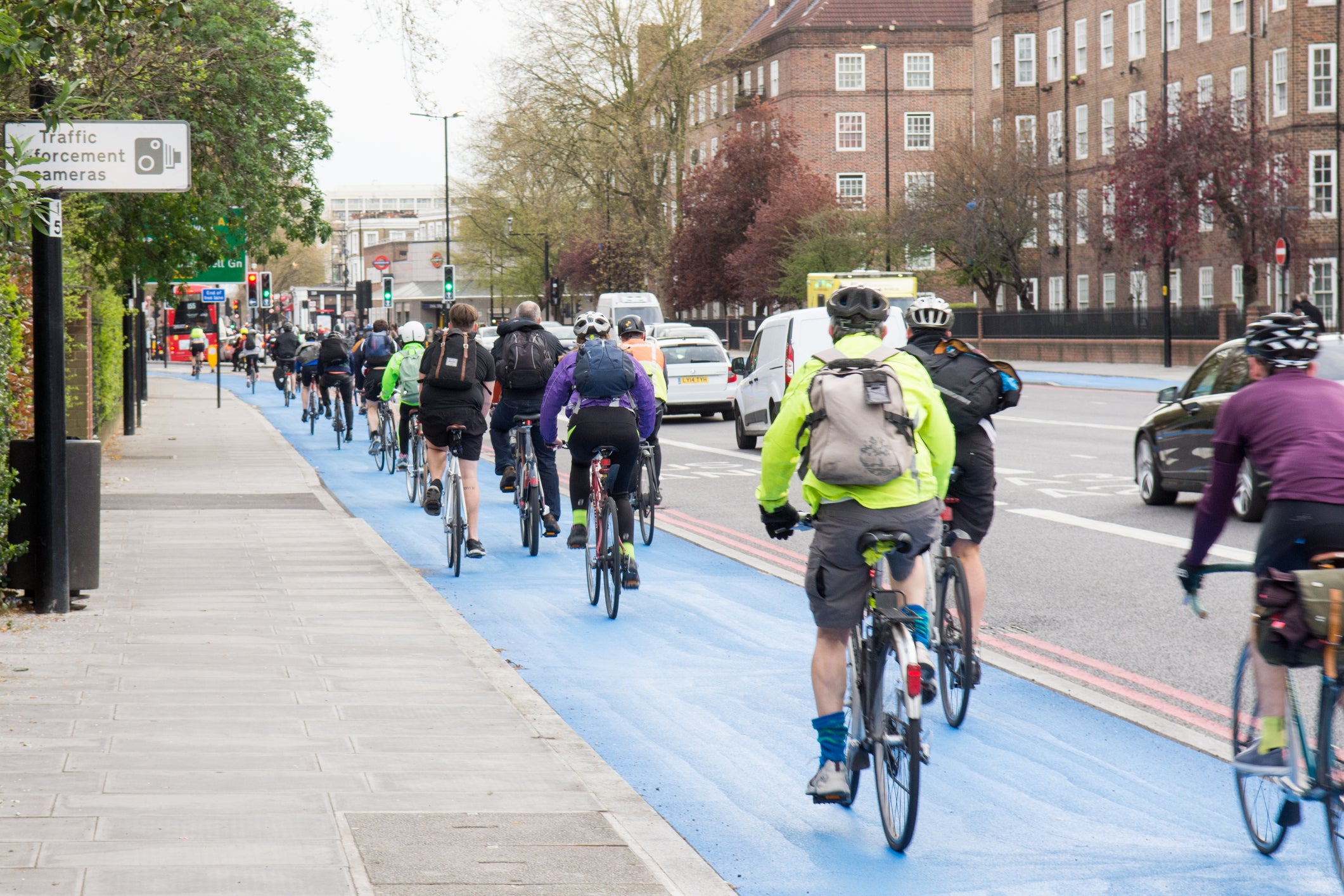 Las bicicletas aprovechan uno de los grandes inventos de la humanidad para resolver estos problemas: la rueda