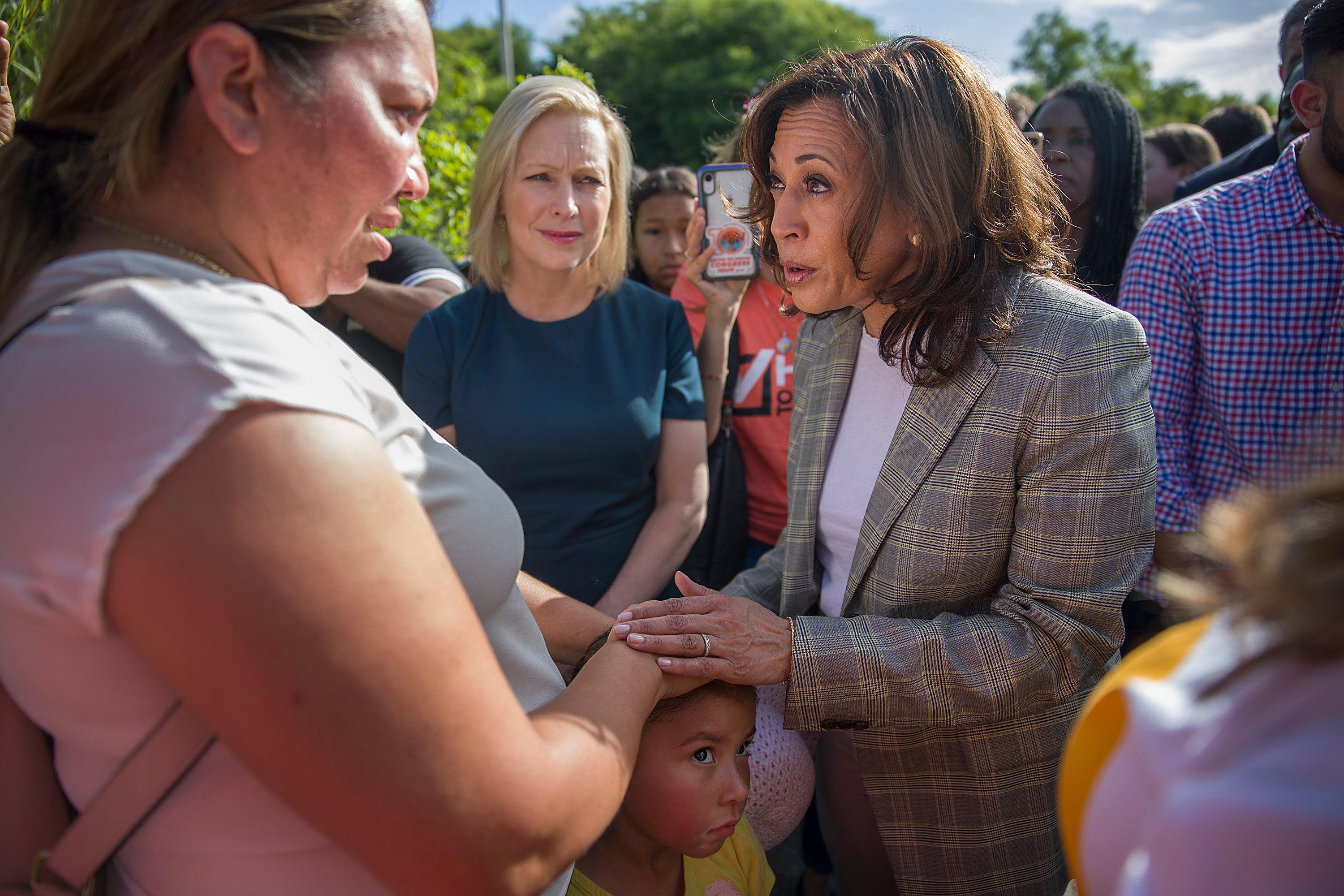 Kamala Harris, en una imagen de 2019, visita el exterior de un centro de detención para niños migrantes en Homestead, Florida