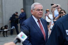 El senador Bob Menendez, condenado por sobornos, dejará su cargo