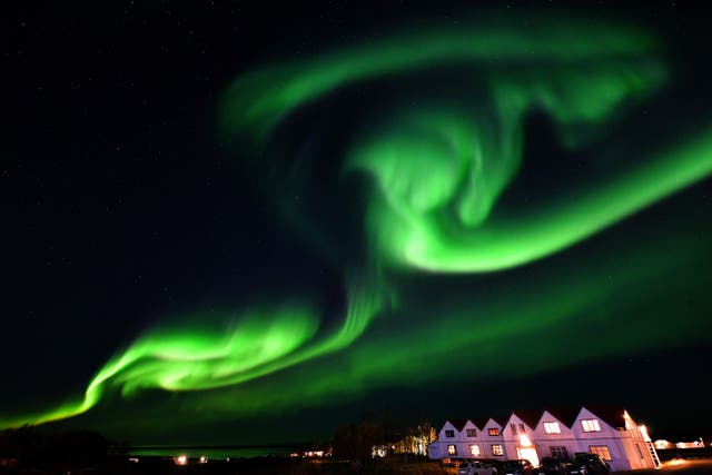 <p>La aurora boreal, también conocida como aurora polar, ilumina el cielo en el sureste de Islandia el 7 de octubre de 2018</p>