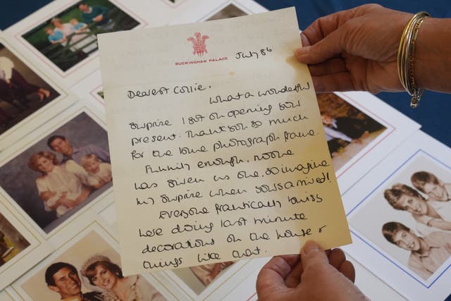 <p>Subastarán más de una docena de cartas y tarjetas personales que le escribió la princesa Diana a la antigua ama de llaves de su familia</p>