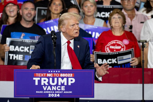 <p>Donald Trump, fotografiado en un mitin de campaña en Carolina del Norte (EE. UU.), afirmó que que el personaje Hannibal Lecter fue una persona real, y que la película 'El silencio de los inocentes' relata hechos verídicos</p>