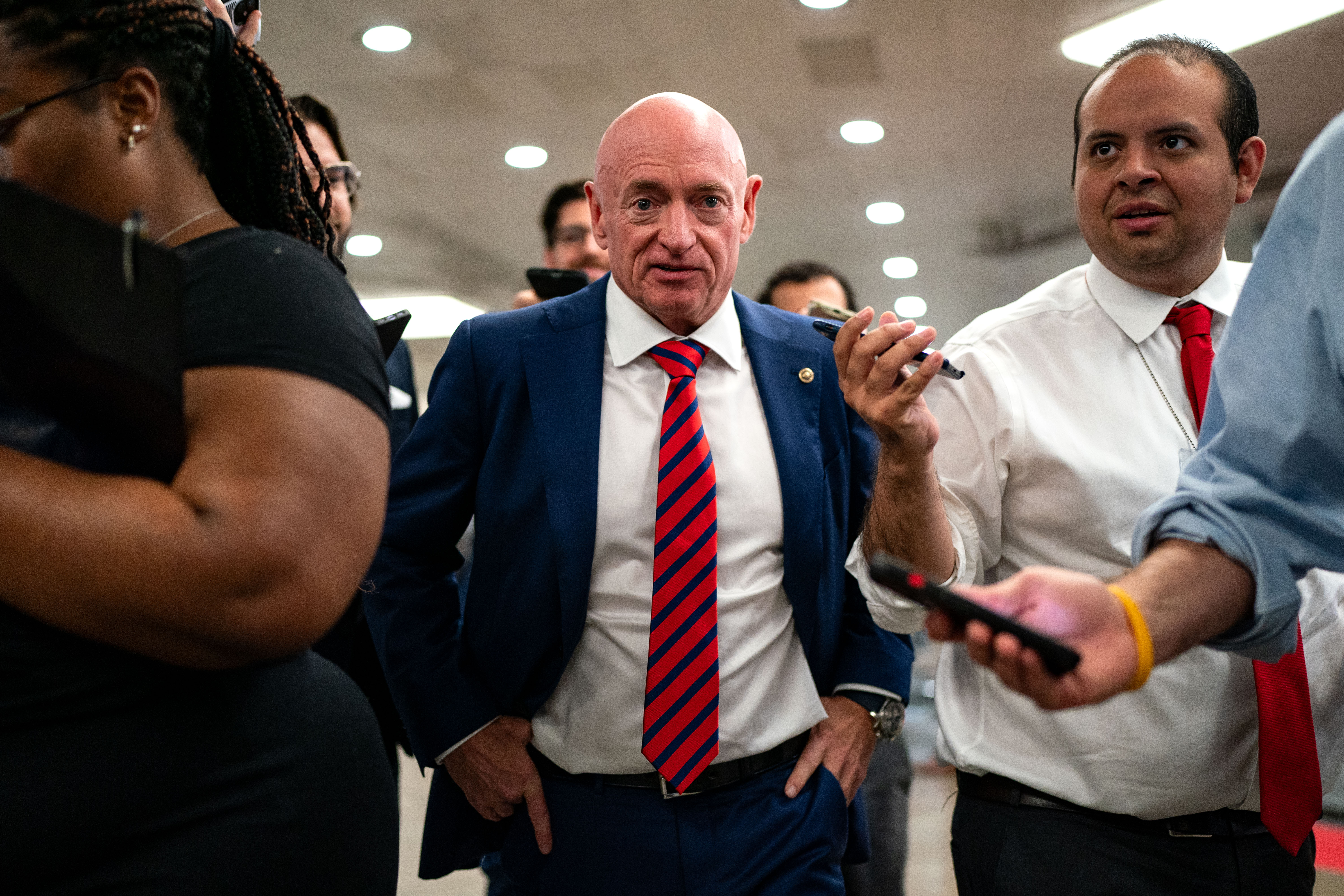 Mark Kelly, senador de Arizona (EE. UU.), rodeado de reporteros en Capitol Hill, Washington D. C., el 25 de julio de 2024