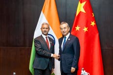 India y China acuerdan trabajar urgentemente para retirar tropas de su frontera en disputa