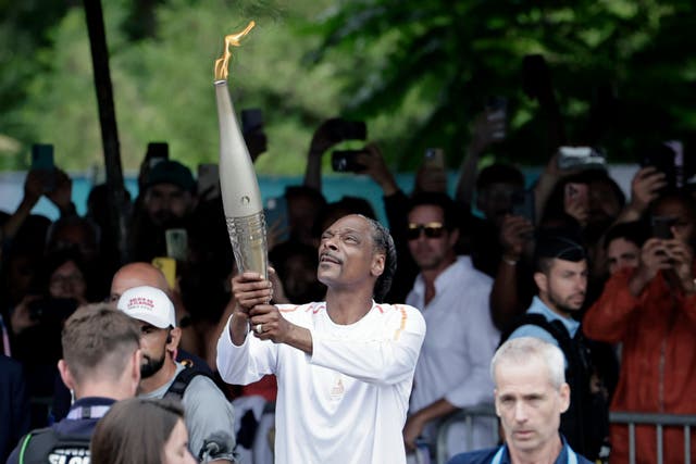 <p>Snoop Dogg paseó la antorcha olímpica por la ciudad de París </p>