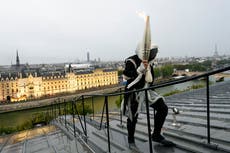 Portador de antorcha enmascarado y Lady Gaga brillan en inauguración olímpica 2024