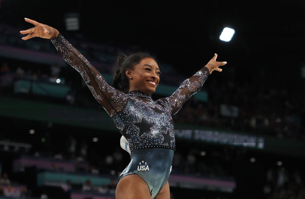 Simone Biles reacciona tras competir en el salto de trampolín