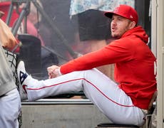 Mike Trout de los Angelinos no corrido tras rehabilitación de una lesión en la rodilla