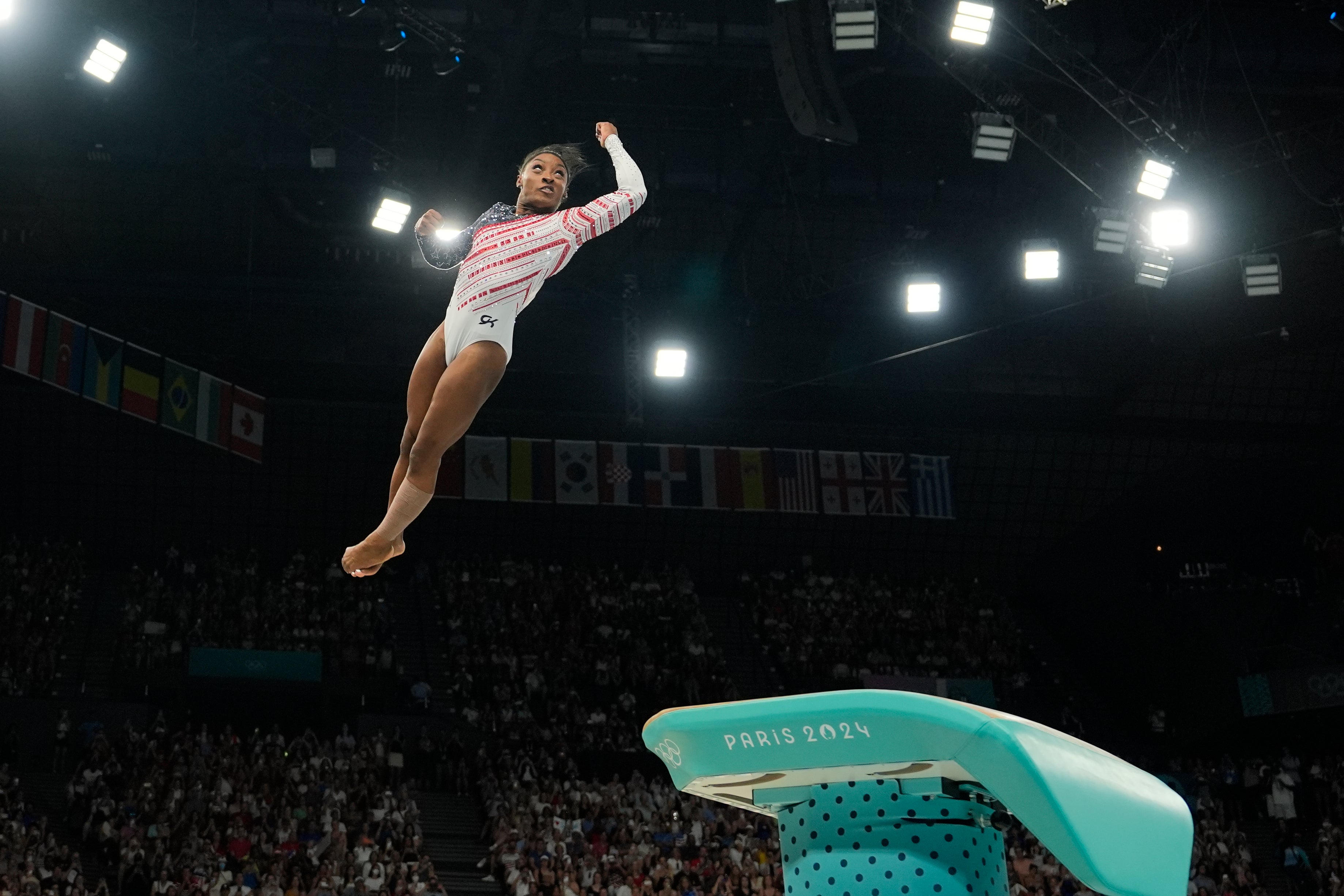 Biles logra el oro por equipos en salto de caballo