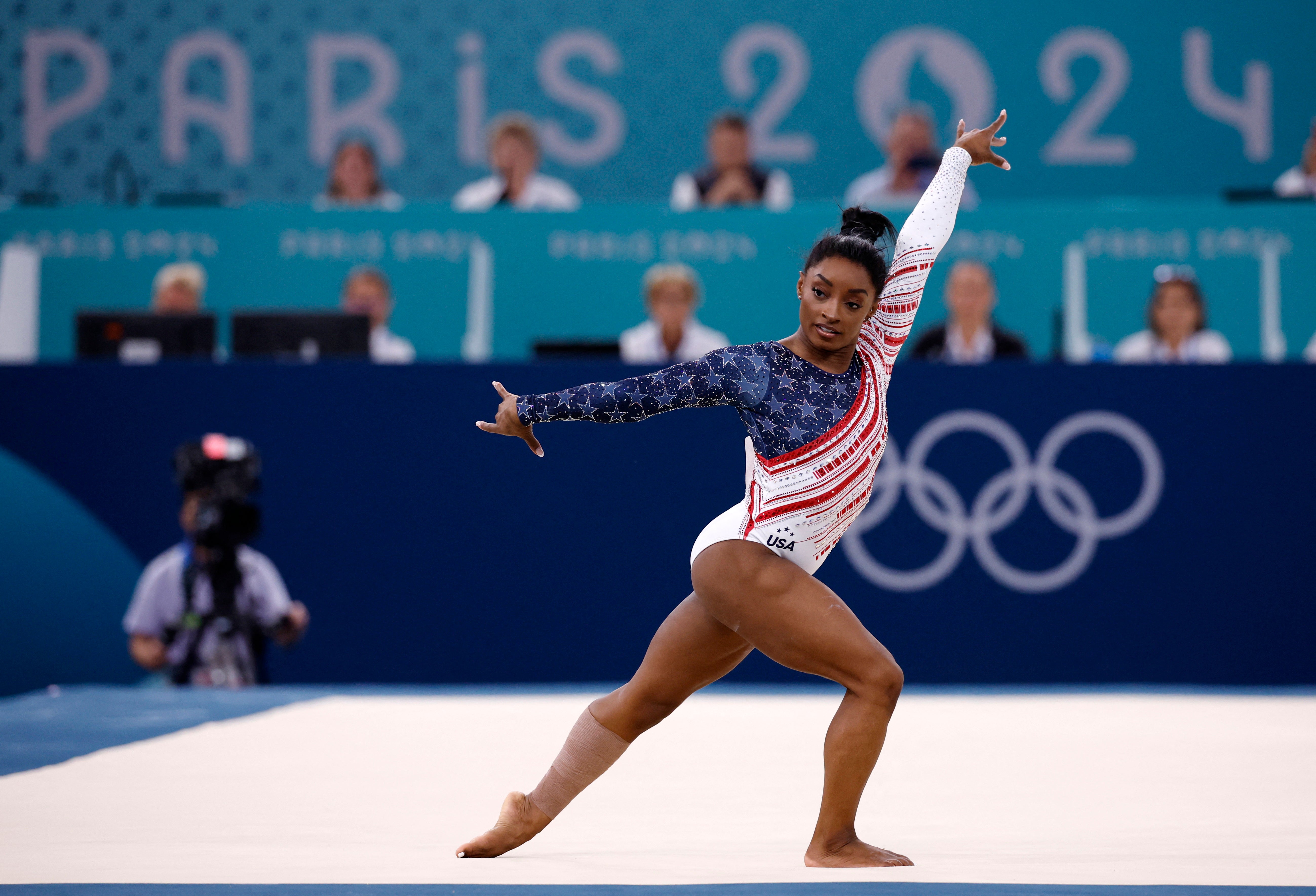 Biles realiza su rutina de suelo, la gran final de la noche