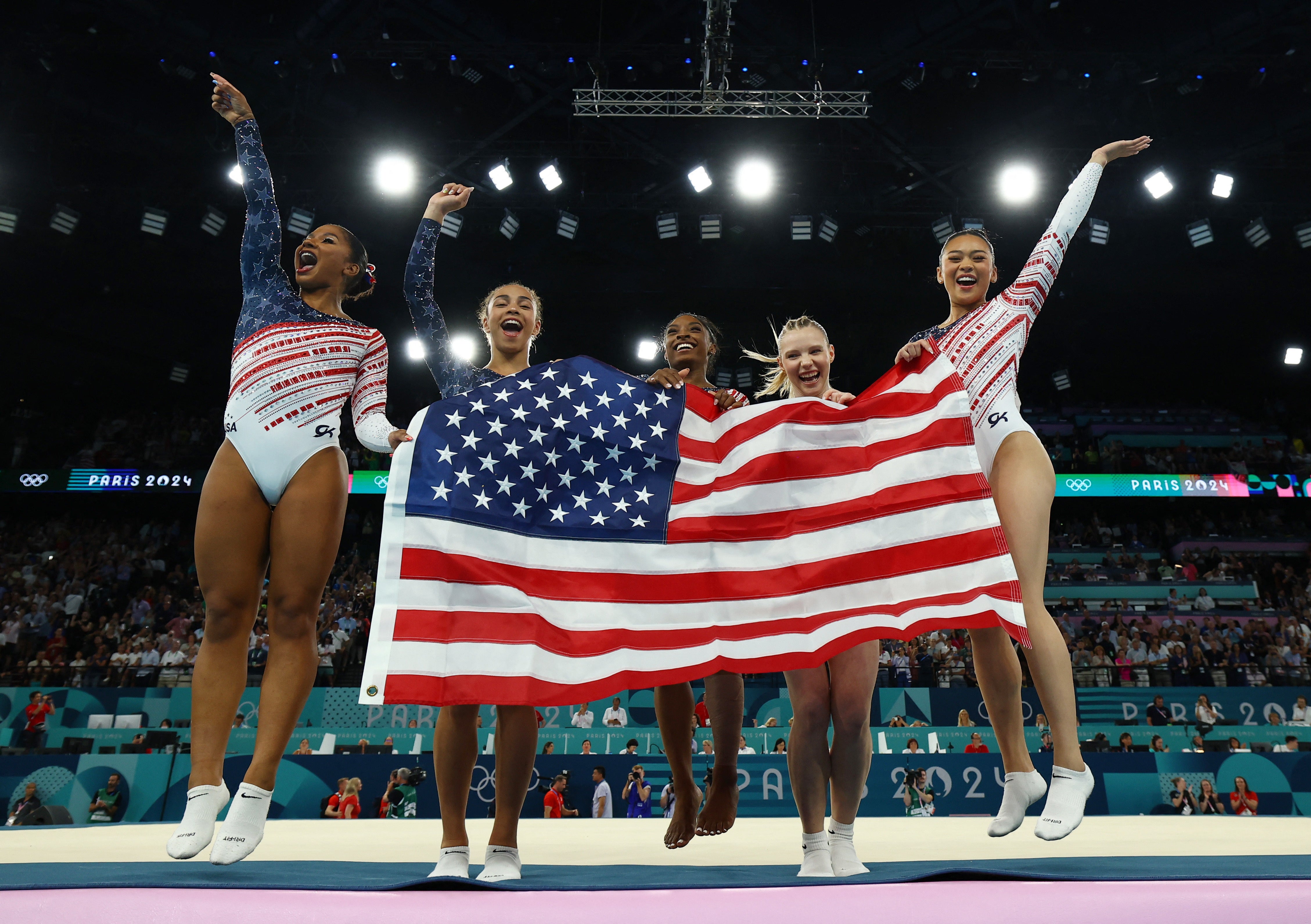 El equipo de Estados Unidos celebra el oro