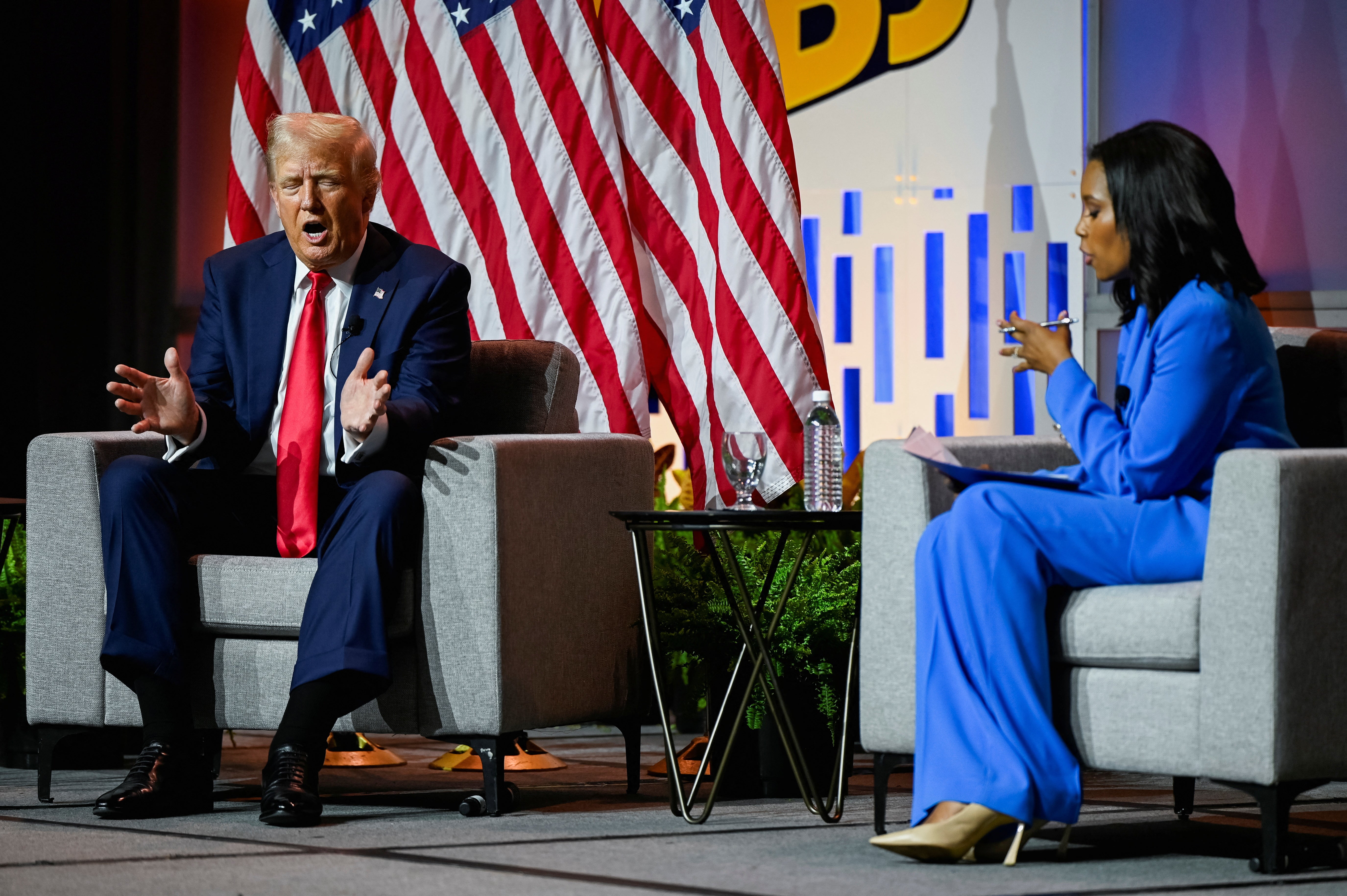 Donald Trump habla en un panel de la convención de la Asociación Nacional de Periodistas Negros (NABJ) en Chicago, Illinois, el miércoles