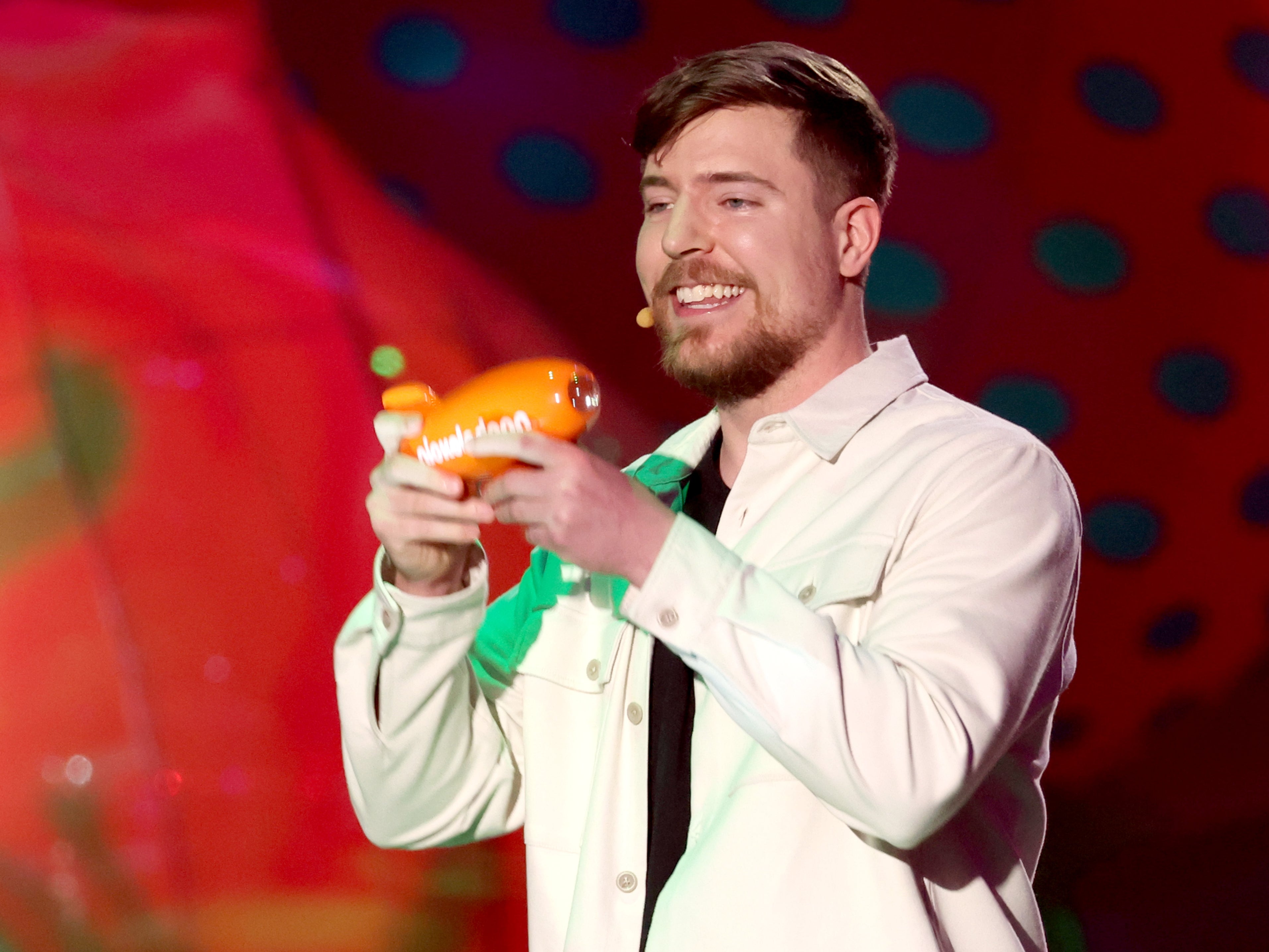 MrBeast acepta el premio al creador masculino favorito durante los Nickelodeon Kids' Choice Awards 2023 en el Microsoft Theater, el 4 de marzo de 2023 en Los Ángeles