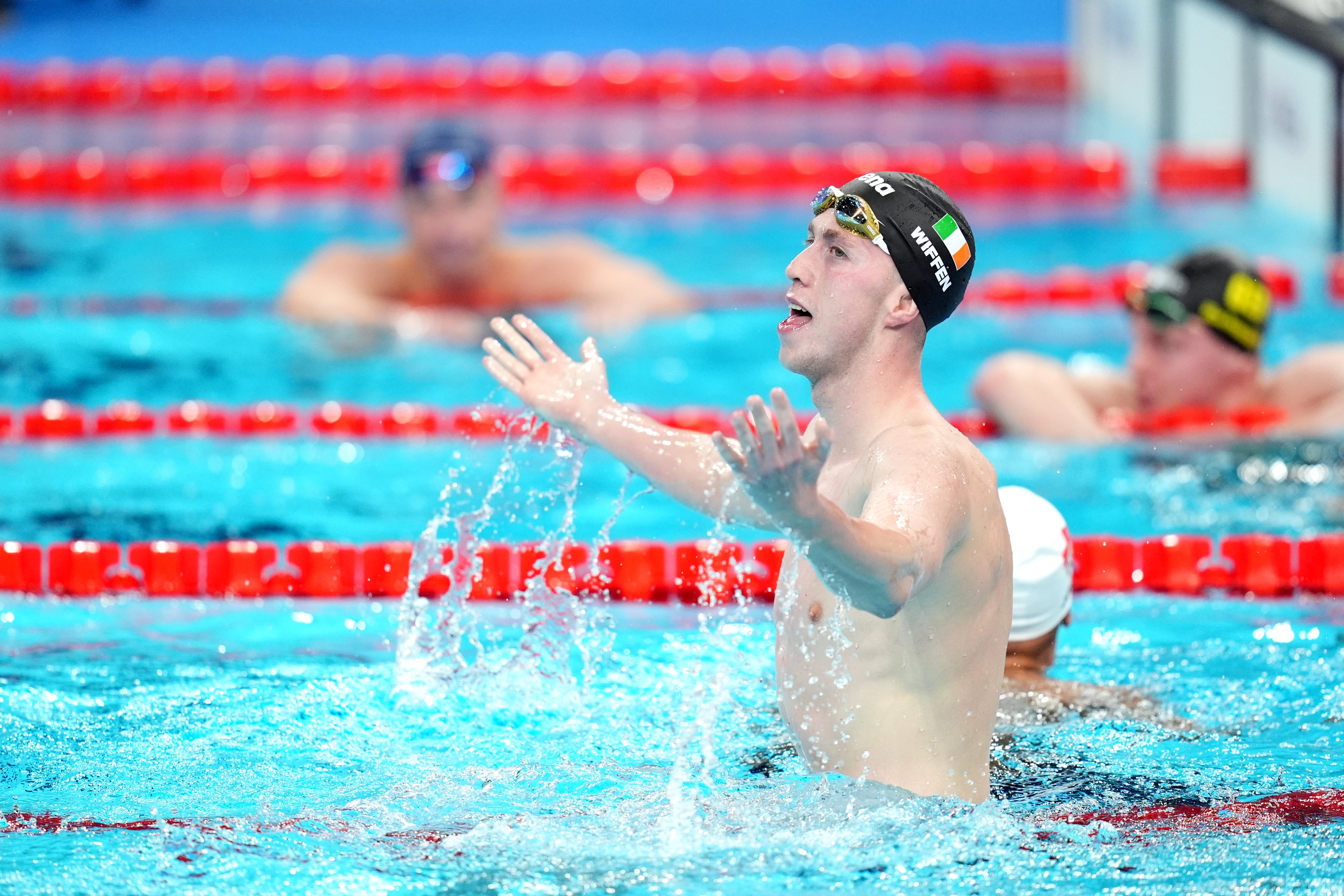 Daniel Wiffen celebra su victoria en los 800 metros libres masculinos