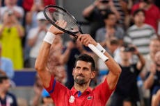 Pese a molestia en rodilla, Djokovic vence a Tsitsipas en los Juegos Olímpicos