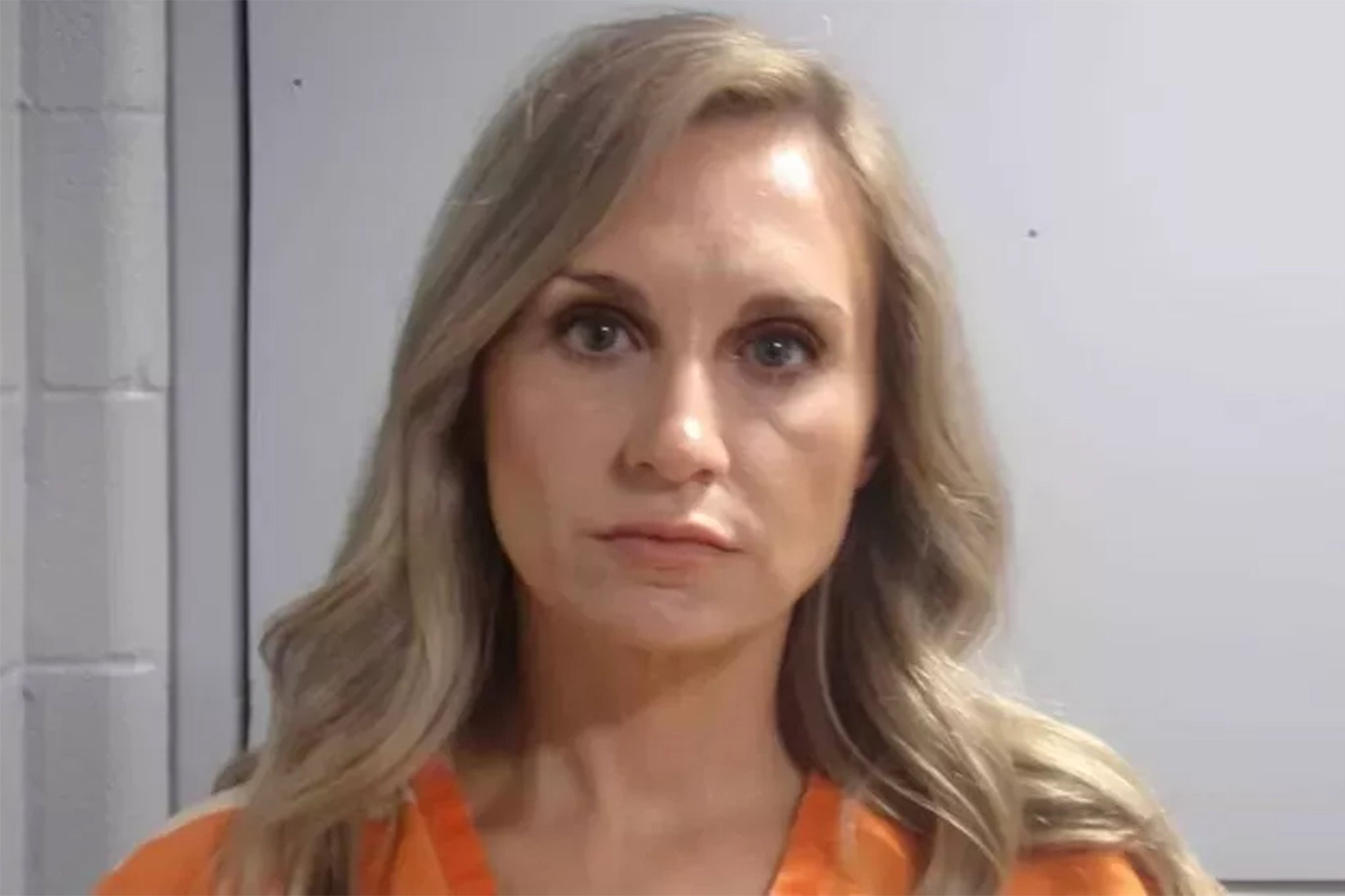 Misty Roberts, exalcaldesa de DeRidder, Luisiana, salió de prisión tras cumplir una condena de 90 días por violar a un adolescente de 16 años durante una fiesta en una piscina en 2024