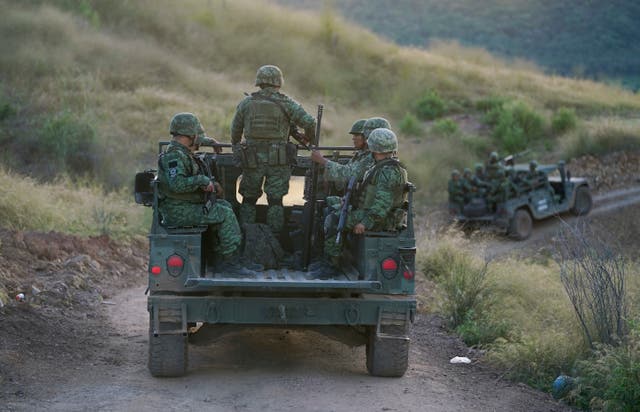 <p>El gobierno federal ha enviado en los últimos meses más de 2.500 elementos de las fuerzas militares a Sinaloa para hacer frente a los grupos criminales.</p>
