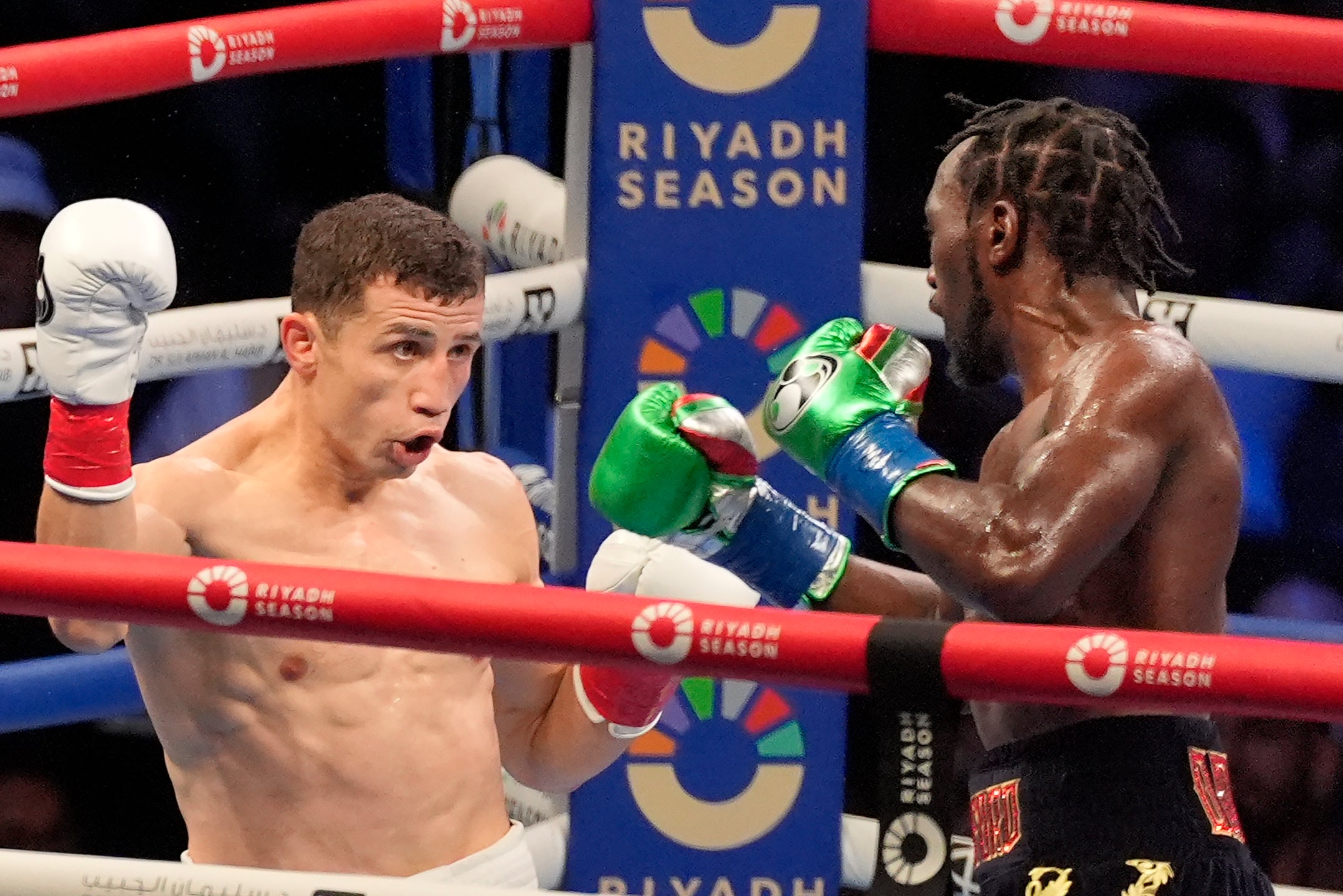 Terence Crawford (derecha) vence a Israil Madrimov y conquista el oro en su cuarta categoría de peso