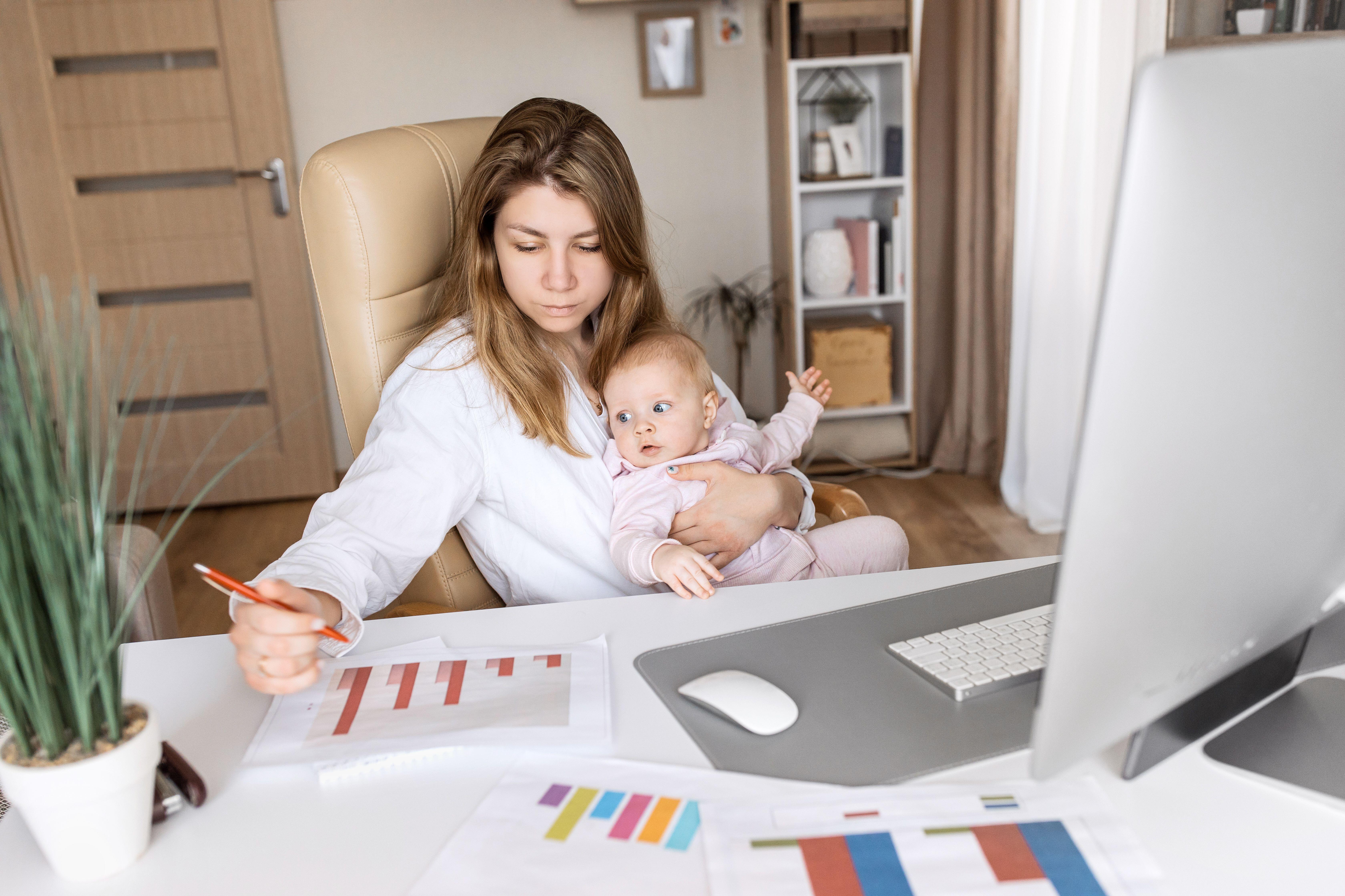 Mamá trabajando con su hijo