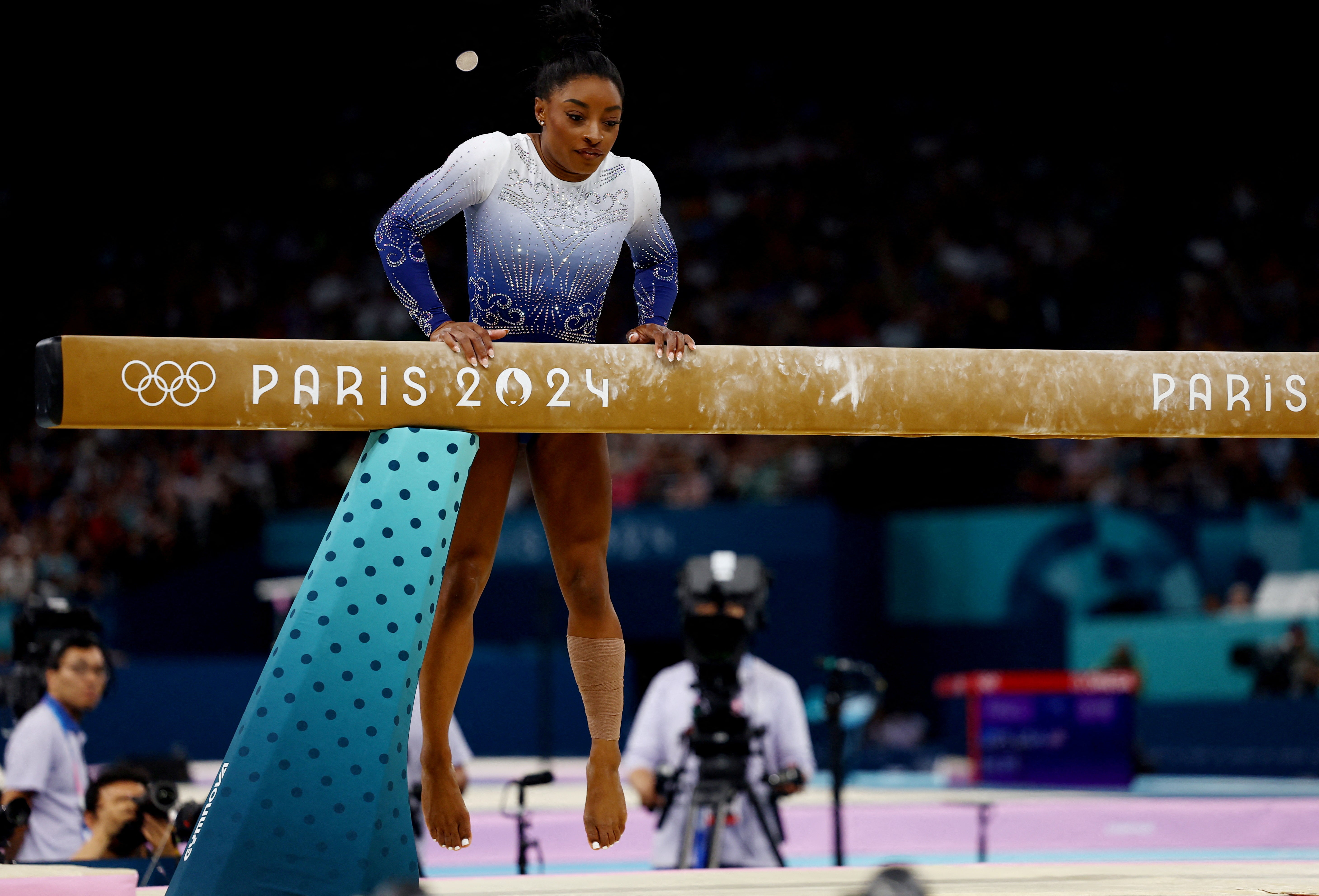 Simone Biles se cayó de la barra en la final