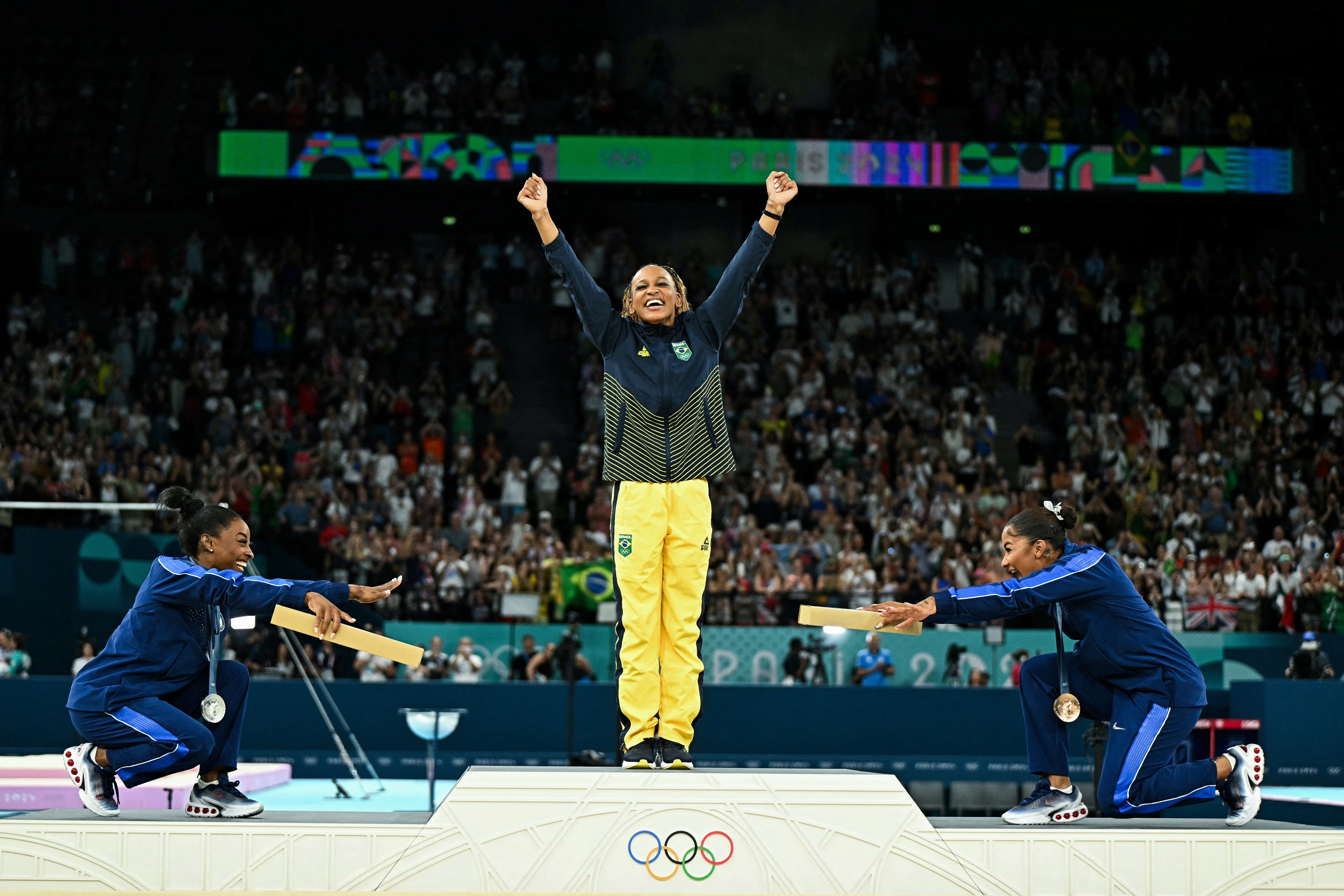 Simone Biles (plata), Rebeca Andrade (oro) y Jordan Chiles (bronce) posan durante la ceremonia del podio