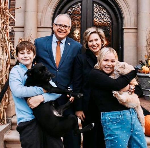 Tim Walz y su esposa Gwen, y sus hijos Gus y Hope