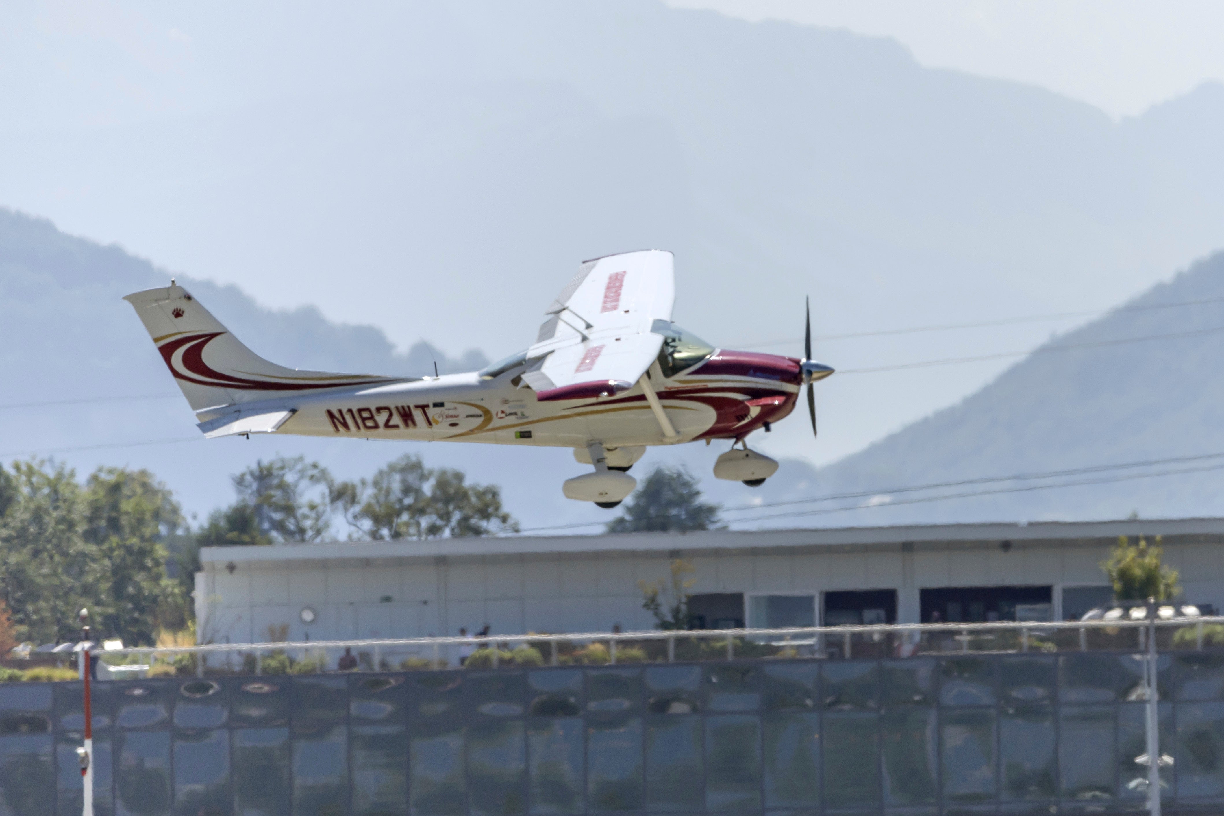 El adolescente pilota un Cessna 182Q (una avioneta monomotor conocida por su versatilidad) de 50 años de antigüedad llamado Whiskey Tango