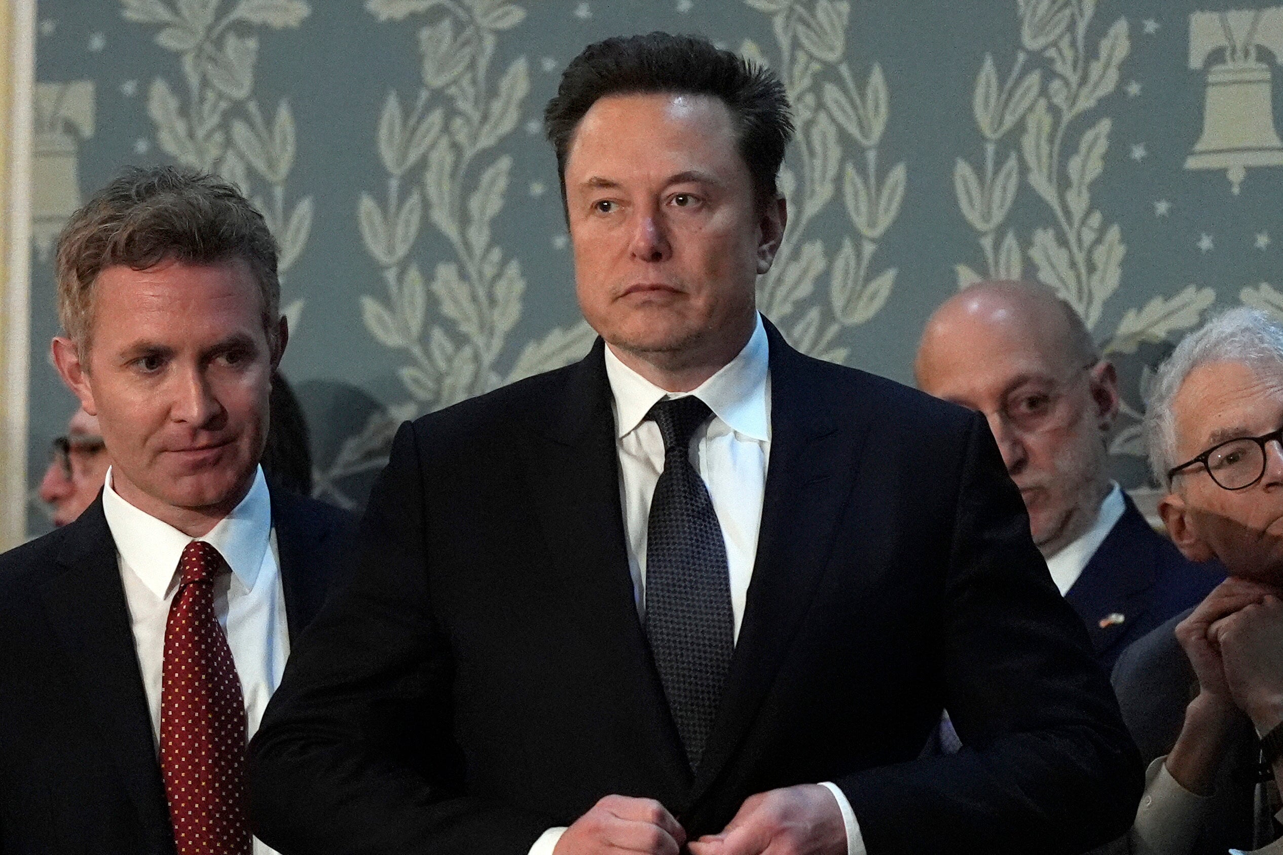 MUSK-DEMANDA A ANUNCIANTES