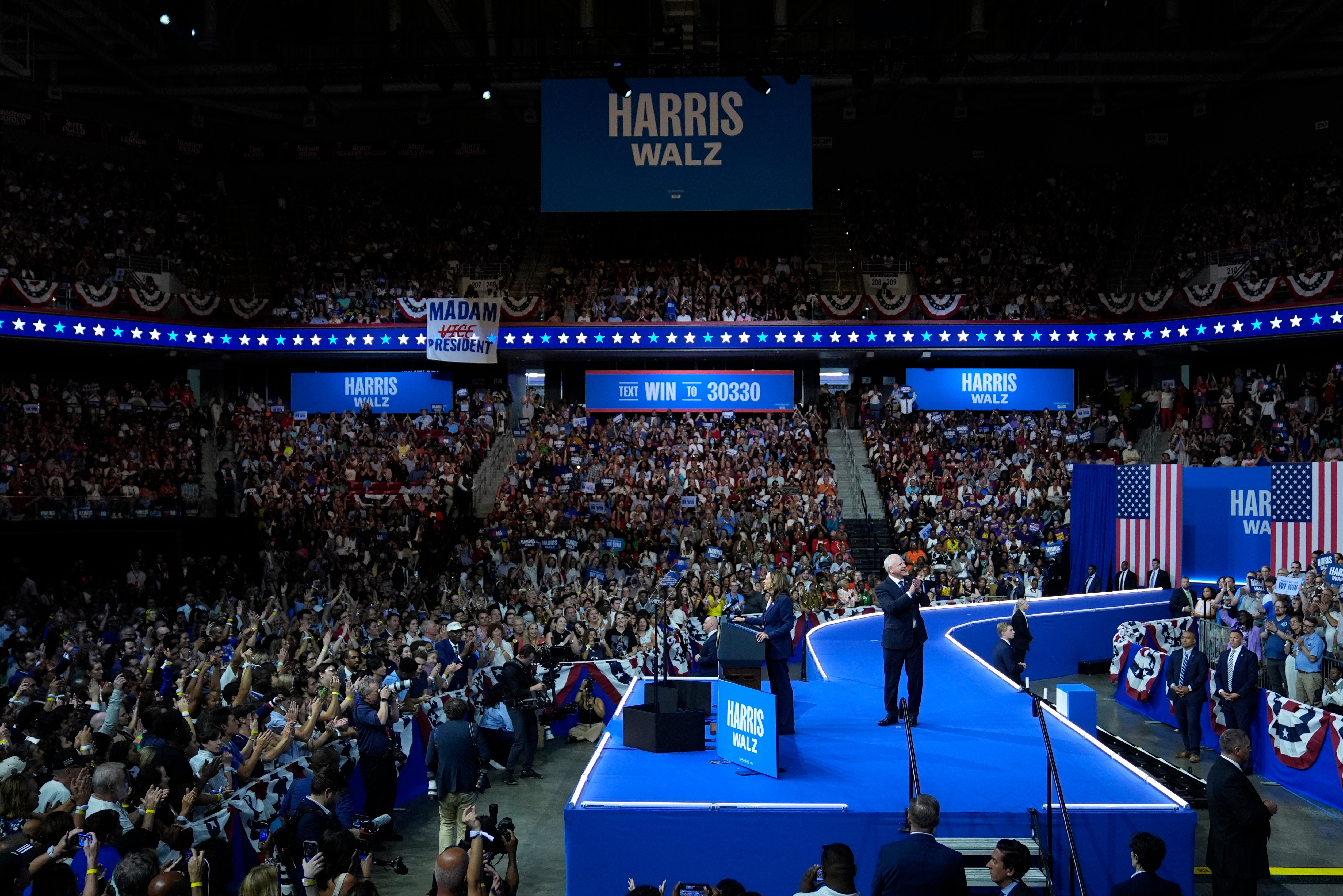 La semana pasada, 14.000 partidarios de Harris-Walz acudieron juntos al primer acto de campaña de los candidatos a la Casa Blanca