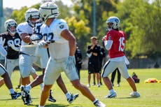 Raiders aún no deciden su quarterback titular previo al inicio de pretemporada en Minnesota