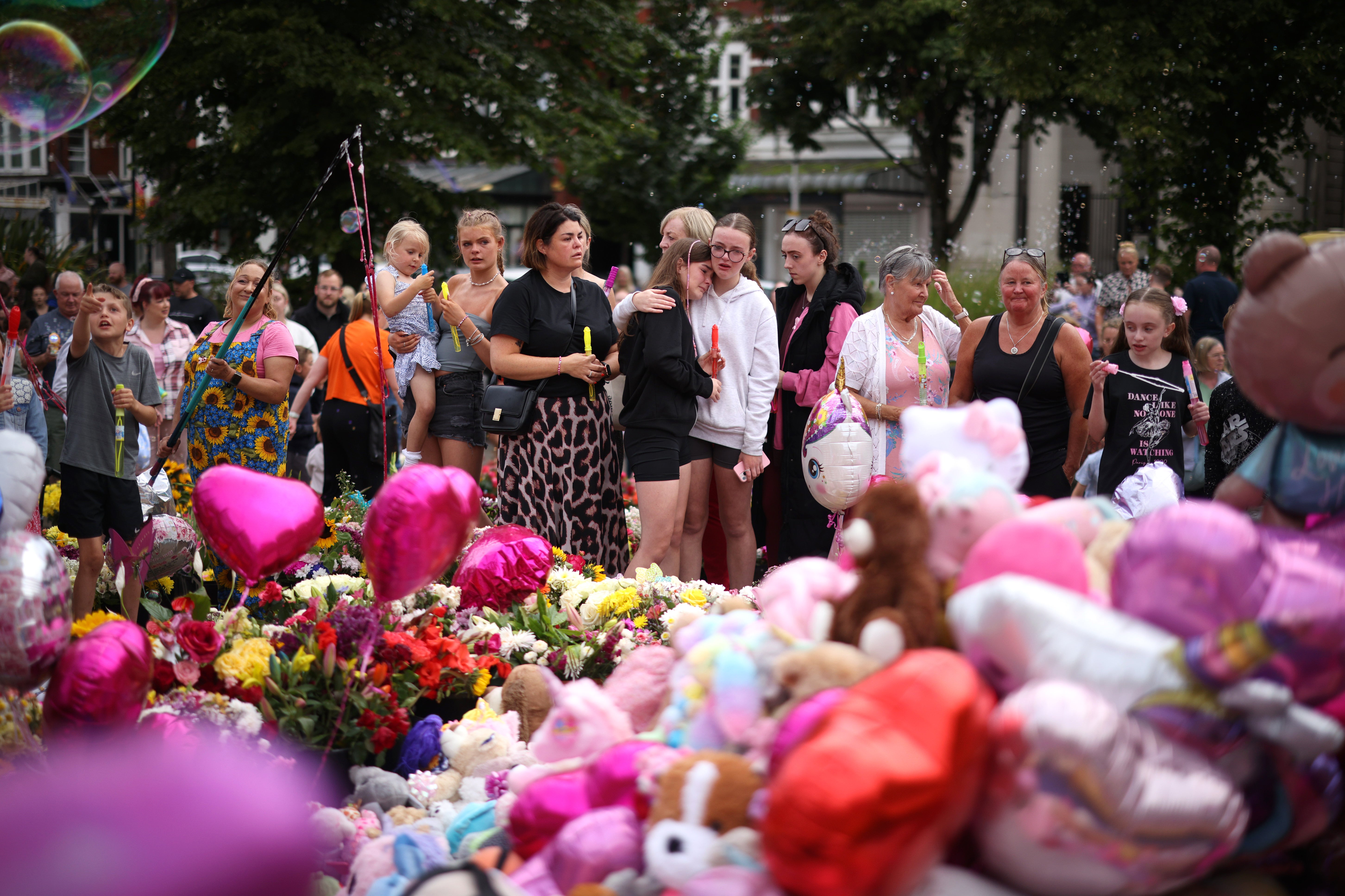 La gente se reúne en una vigilia para llorar a los tres niños muertos en un apuñalamiento en una clase de baile temática de Taylor Swift en Southport, Reino Unido