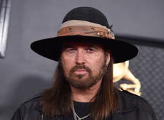 Billy Ray Cyrus finaliza su divorcio de Firerose