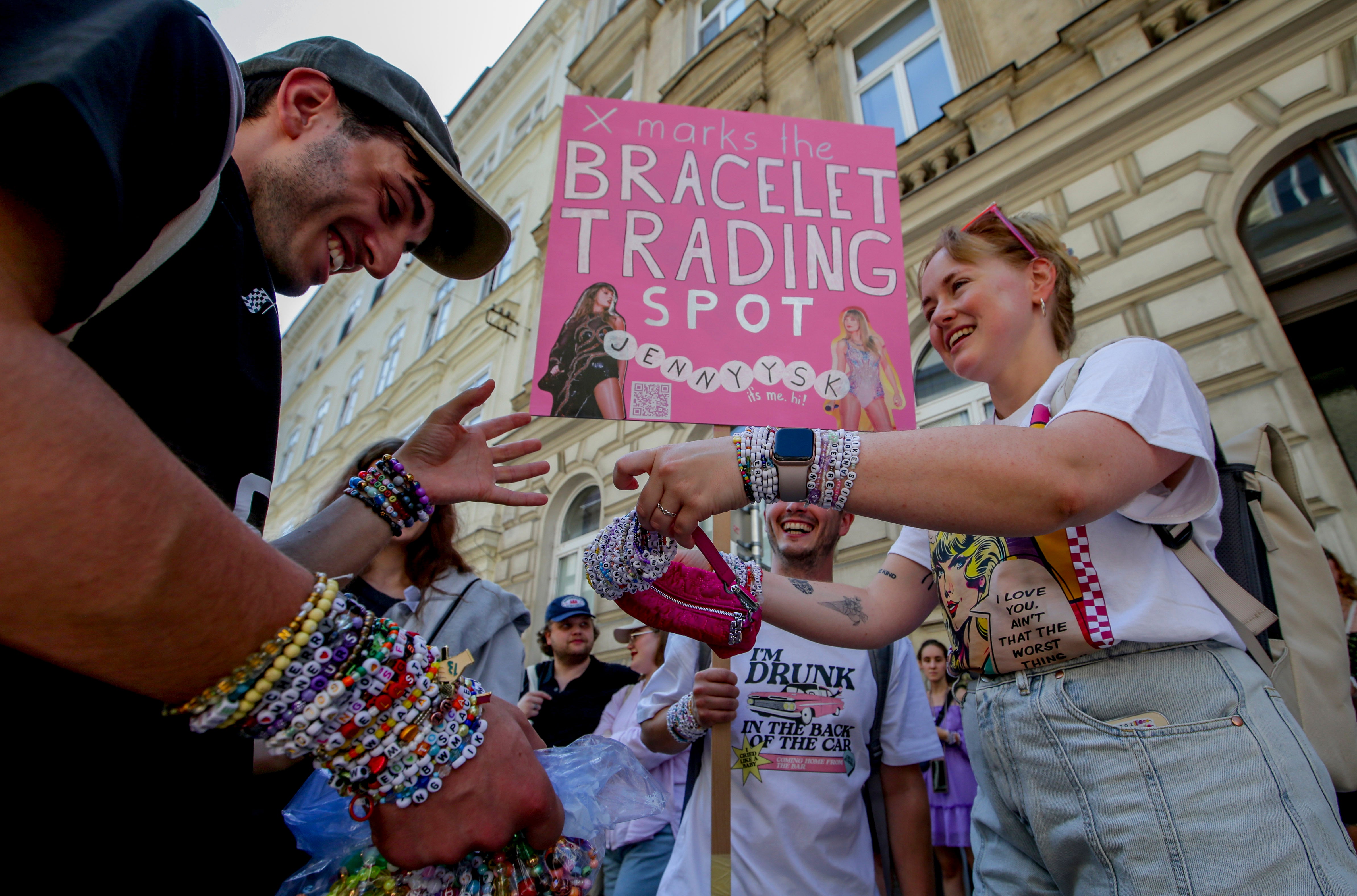 A pesar de todo, los fans de Taylor Swift, que ya habían llegado a Austria intentaron sacar lo mejor de una mala situación, celebraron su amor por la cantante al intercambiar pulseras.