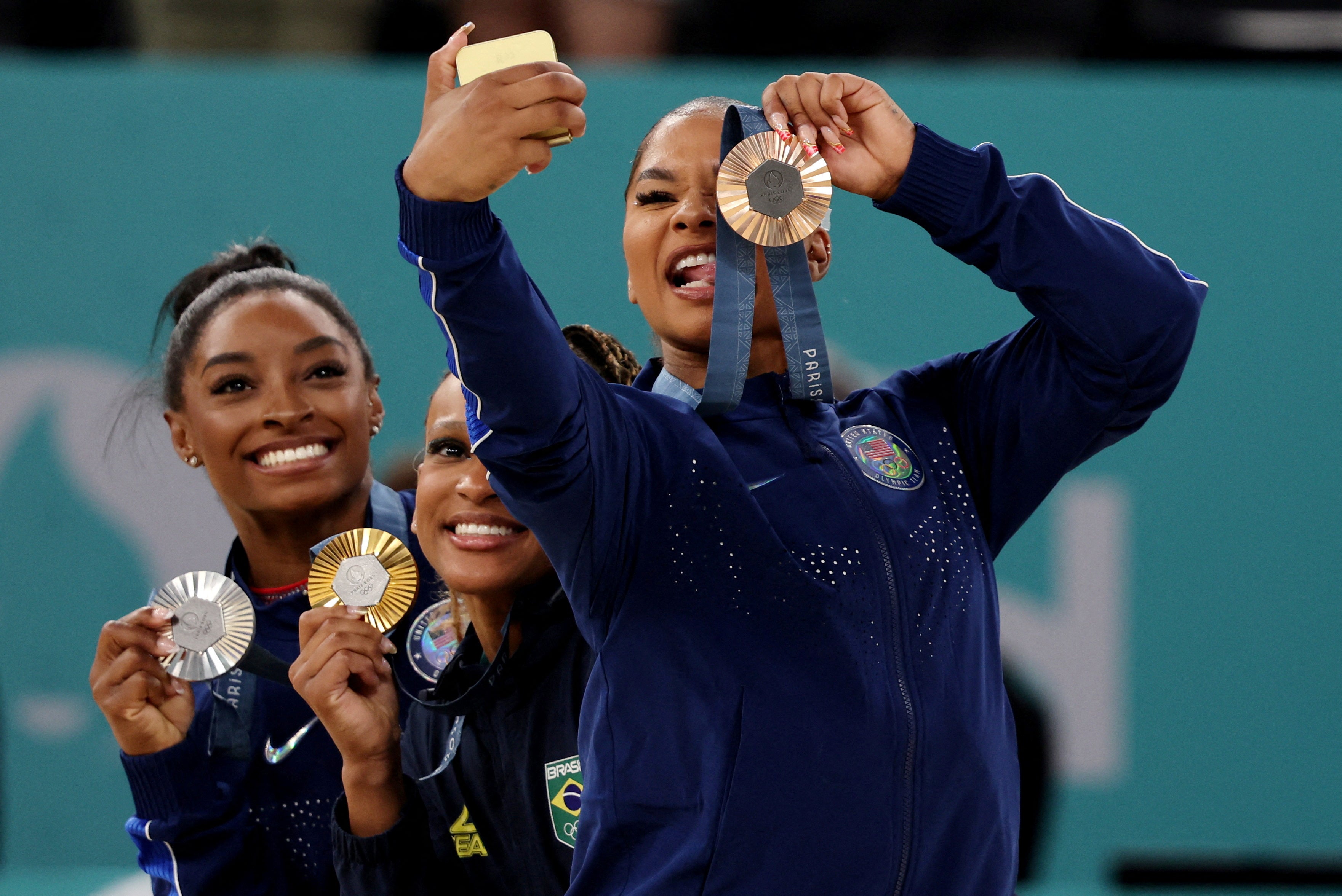 Jordan Chiles recibió la medalla de bronce tras la final de suelo