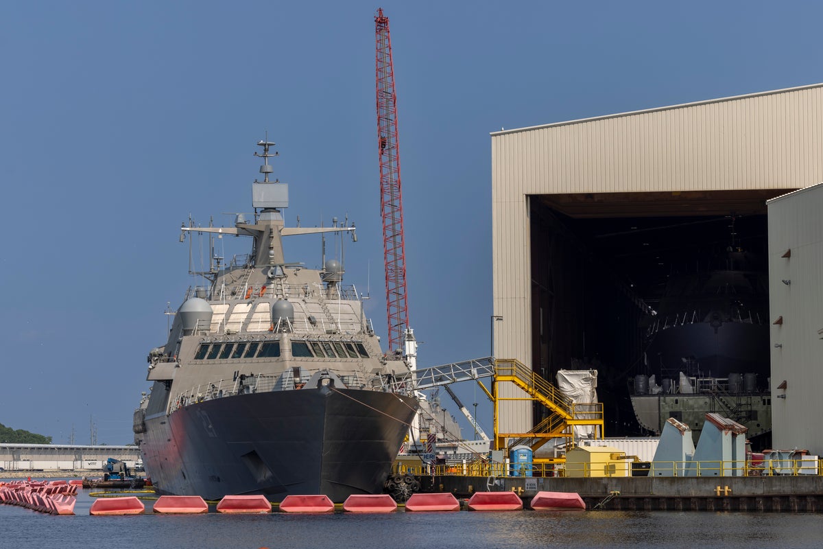 La producción de buques de guerra de la Armada de EEUU se encuentra en ...