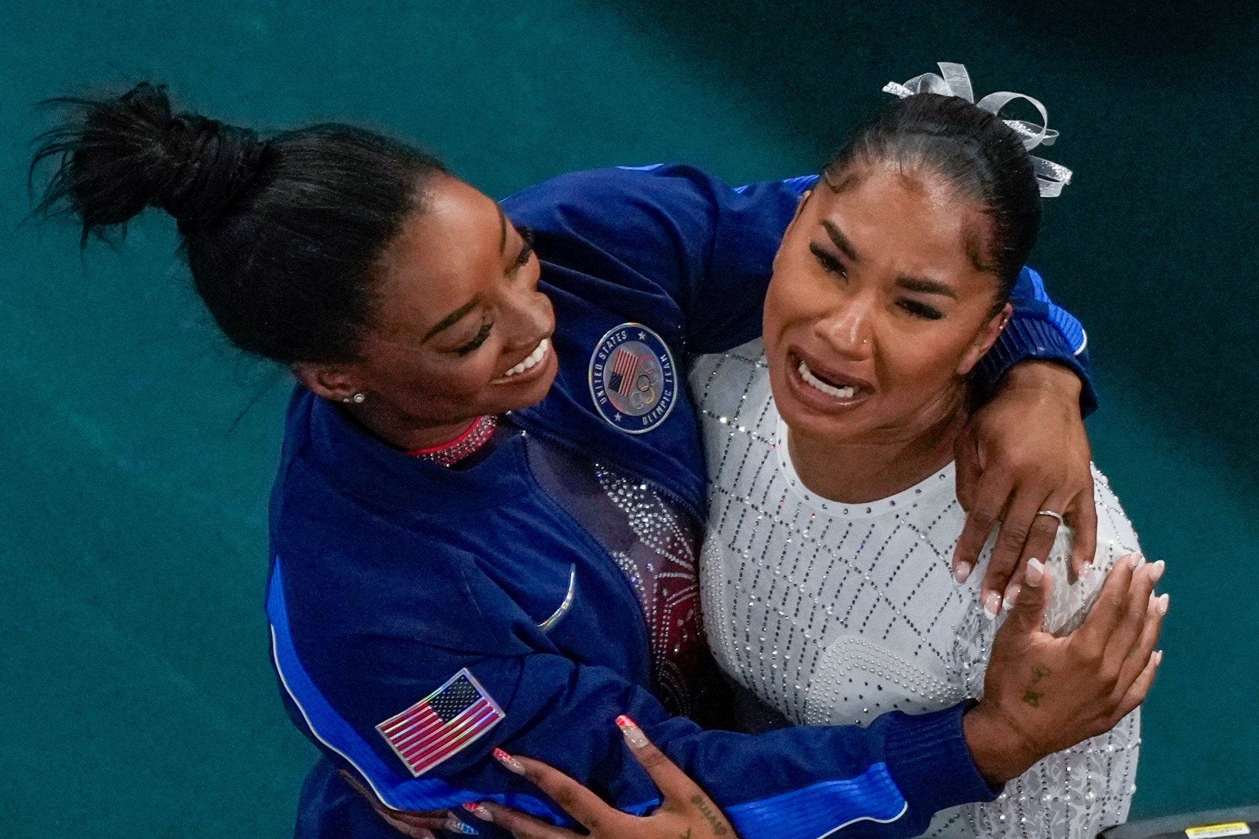 Jordan Chiles (derecha) y Simone Biles, de Estados Unidos, celebran en los Juegos Olímpicos de París 2024