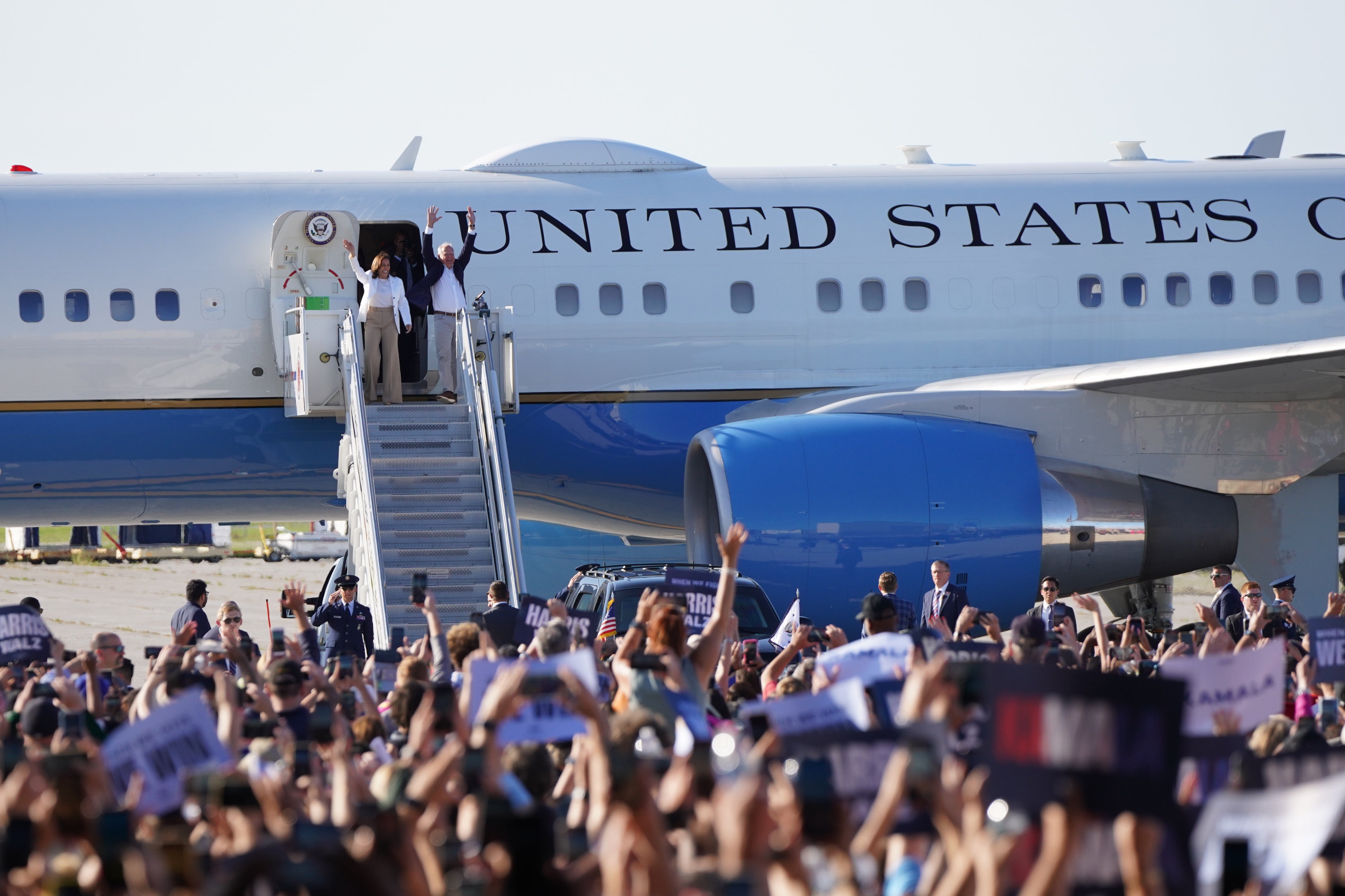 Kamala Harris y su compañero de fórmula, Tim Walz, fueron recibidos por una multitud de 15.000 personas en Detroit, según informó el equipo de campaña de la vicepresidenta