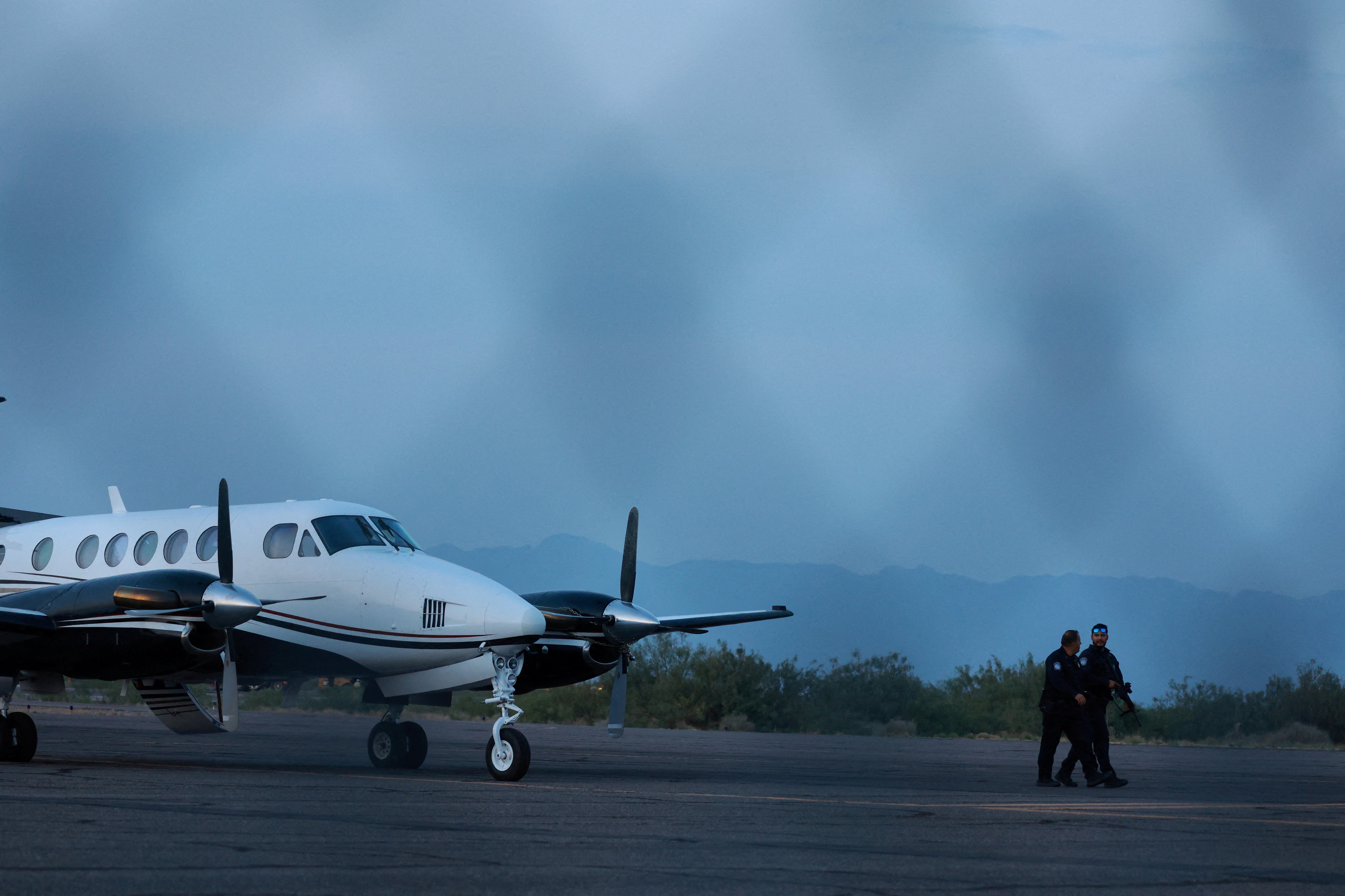 El avión en el que viajaban el narcotraficante mexicano Ismael “El Mayo” Zambada y Joaquín Guzmán López, hijo del exsocio de Zambada, Joaquín “El Chapo” Guzmán, tras ser detenidos en El Paso, Texas, en la pista del aeropuerto privado del condado de Doña Ana, en Santa Teresa, Nuevo México, el 25 de julio