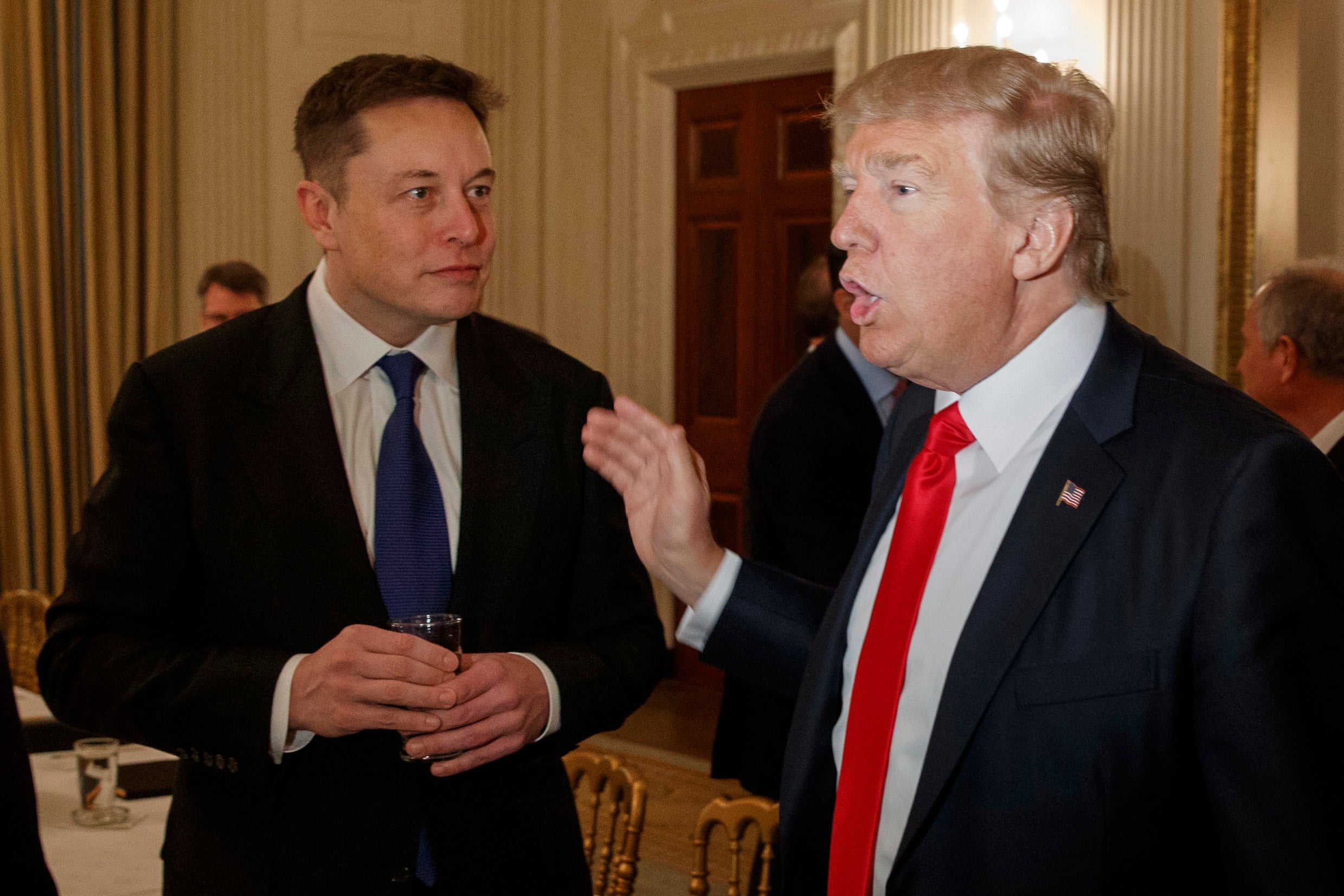 Donald Trump, a la derecha, fue entrevistado por Elon Musk el lunes por la noche en X/Twitter