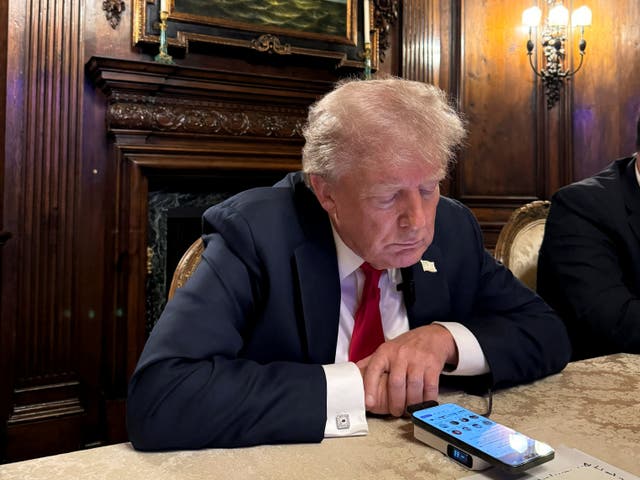 <p>Donald Trump hablando con Elon Musk el lunes en la noche. Debido a su postura, sus hombreras se vieron arrugadas, y el escritor de moda masculina Derek Guy le dedicÃ³ una mordaz crÃ­tica en X</p>