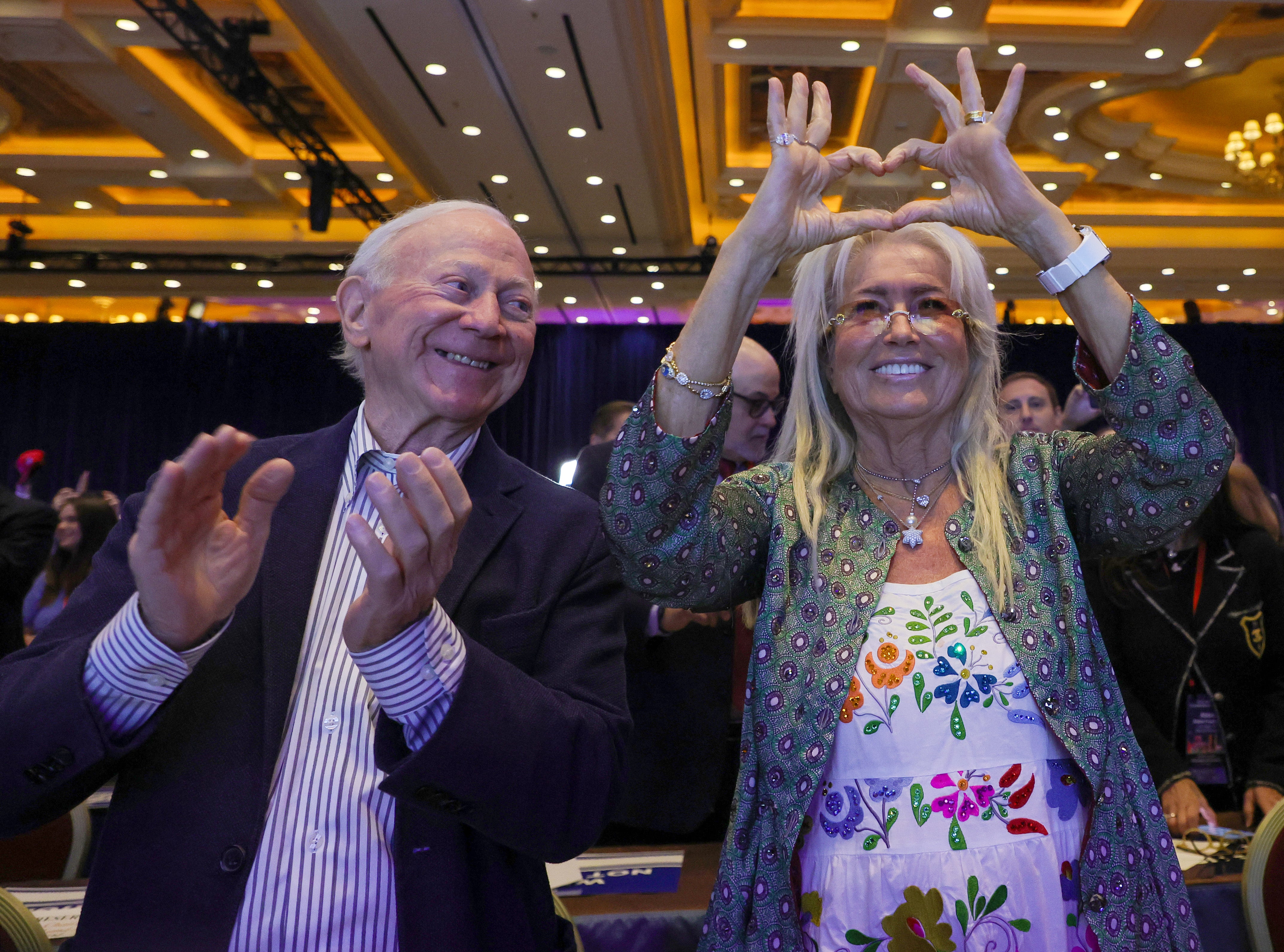 Miriam Adelson, con el empresario Larry Mizel, hace un símbolo de corazón mientras presentan a Donald Trump en la Cumbre Anual de Liderazgo de la Coalición Judía Republicana en The Venetian Resort Las Vegas el 28 de octubre de 2023