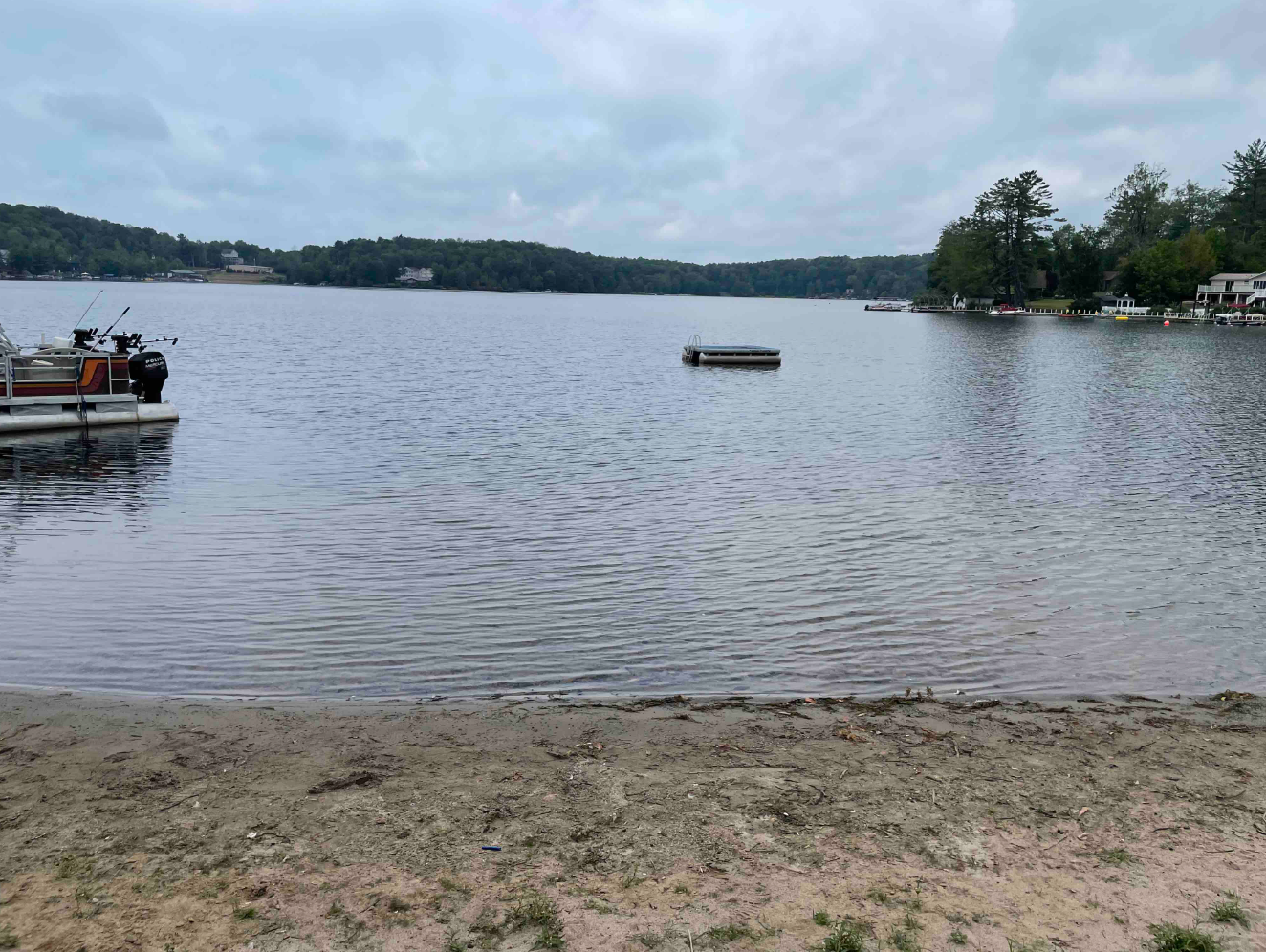 En los documentos judiciales, se expresa que no había ningún tipo de señalización en el lago que advirtiera del gran desnivel subacuático en el lago frente al Airbnb que alquilaron, al norte del estado de Nueva York