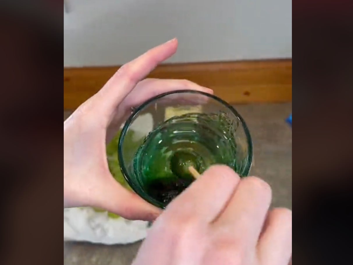 La usuaria de TikTok @its.just.leah usa un mondadientes y sumerge una uva en un vaso con caramelo derretido para demostrar cómo se preparan las “uvas caramelizadas”. Tanto ella como otros usuarios han intentado preparar la receta, han sufrido quemaduras debido a la alta temperatura del caramelo derretido