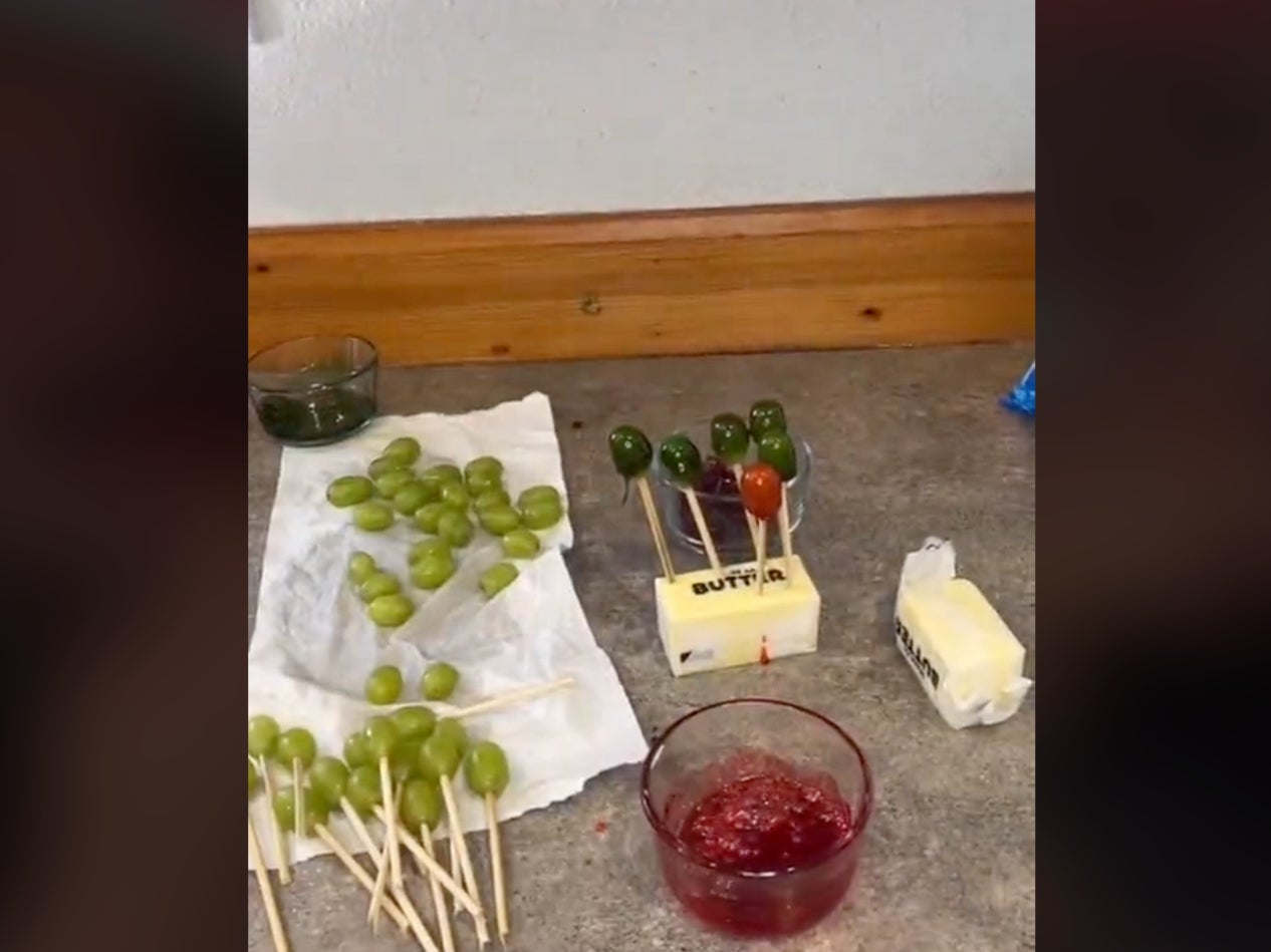 Imagen de varias “uvas caramelizadas” mientras se enfrían sobre una barra de mantequilla.