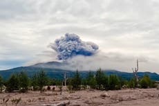 Volcán registra erupción tras fuerte sismo al este de Rusia; advierten sobre otro mayor