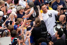 Yankees y Tigres: niños por un día entre los jugadores de Pequeñas Ligas