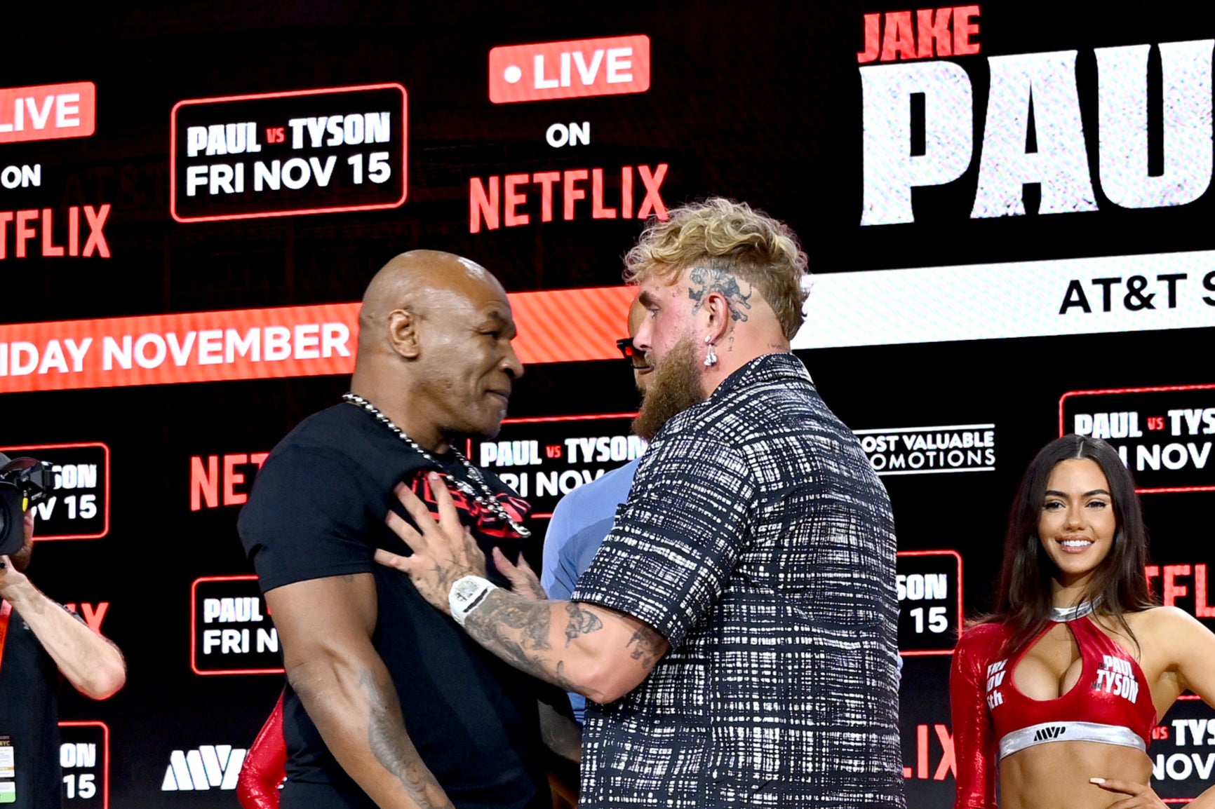 Jake Paul (a la derecha) empujando a Mike Tyson en represalia durante una rueda de prensa en agosto