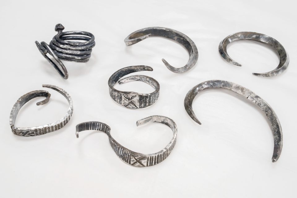 Estudiante danés desentierra un tesoro de joyas de plata de la era vikinga